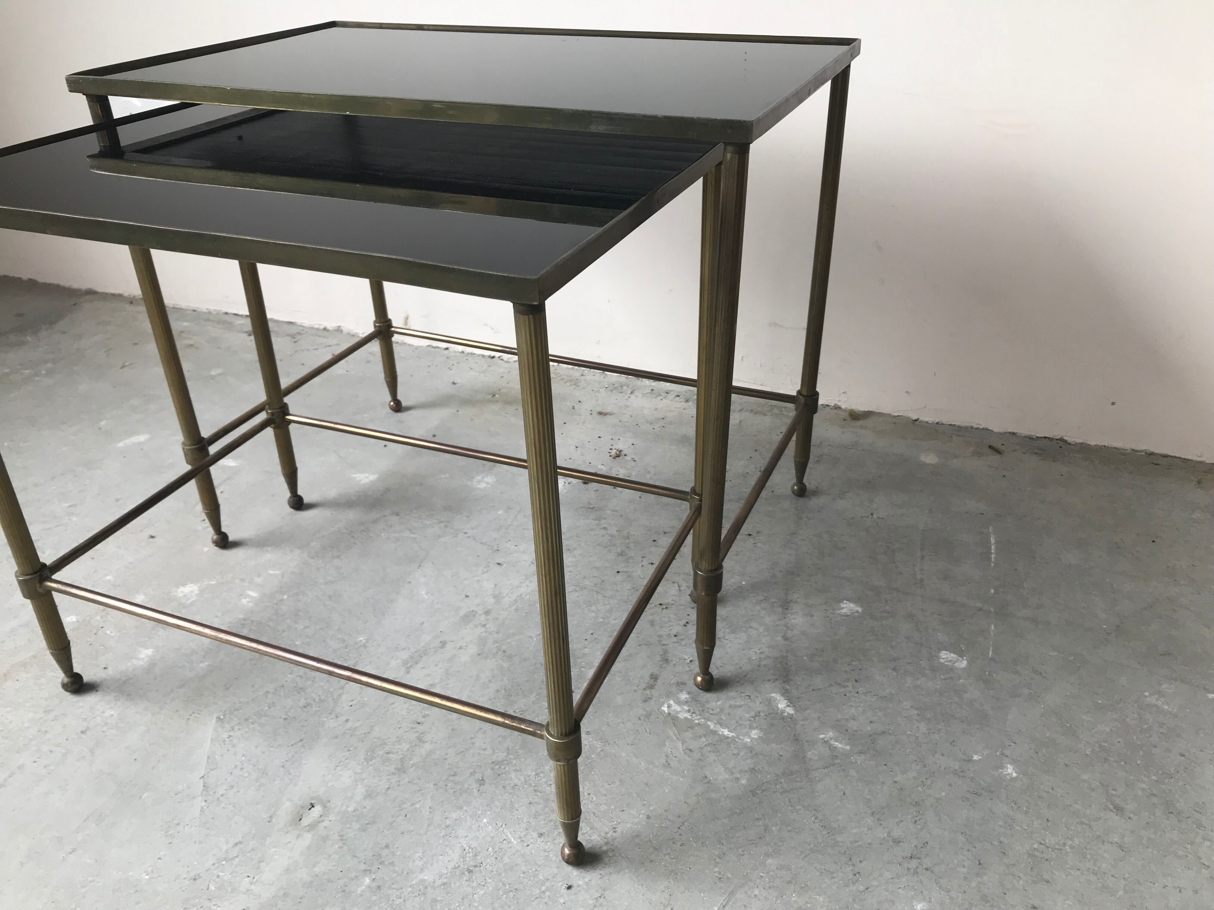 Pull-out tables in glass and brass