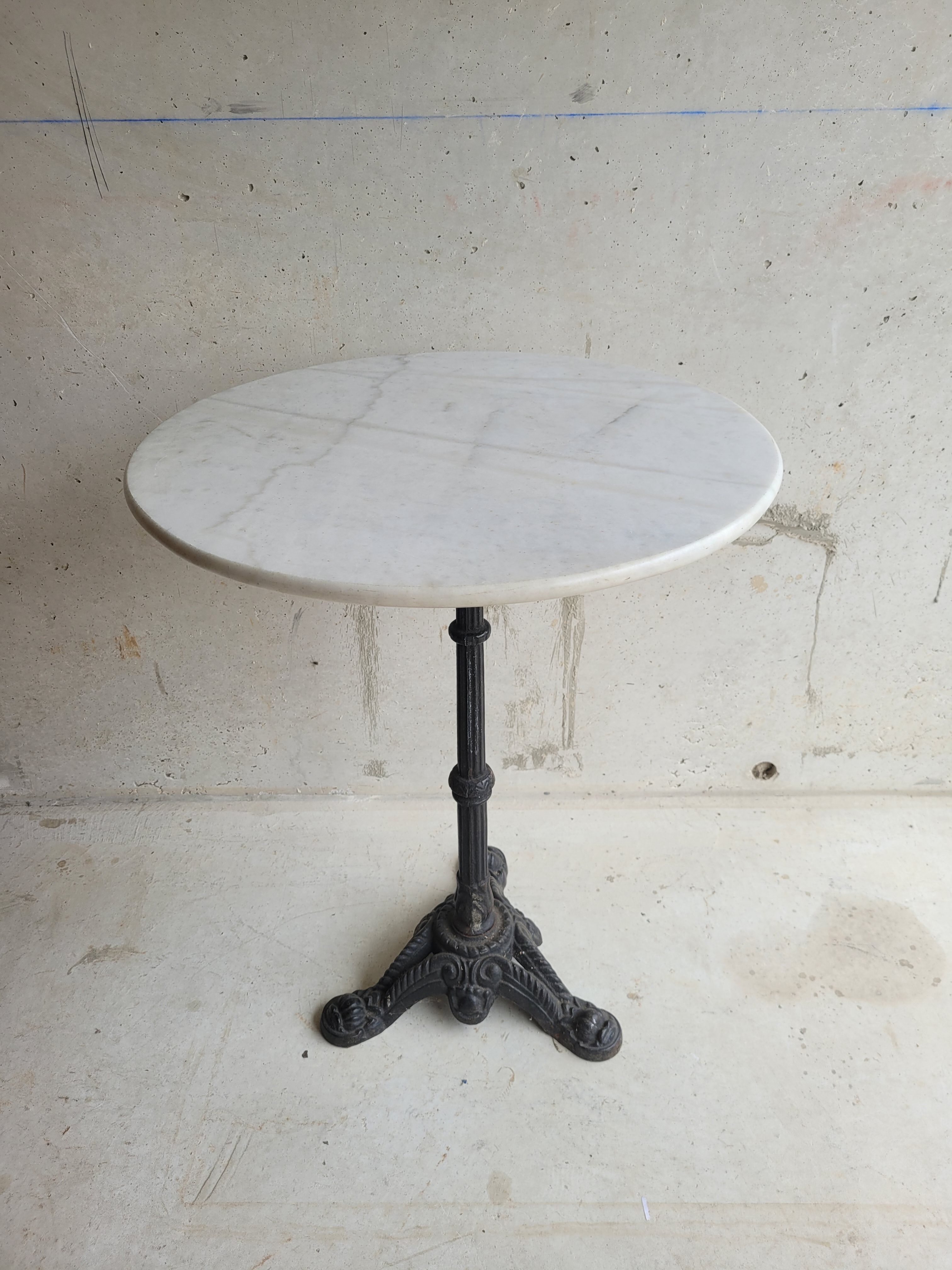 Round table bistro in white marble
