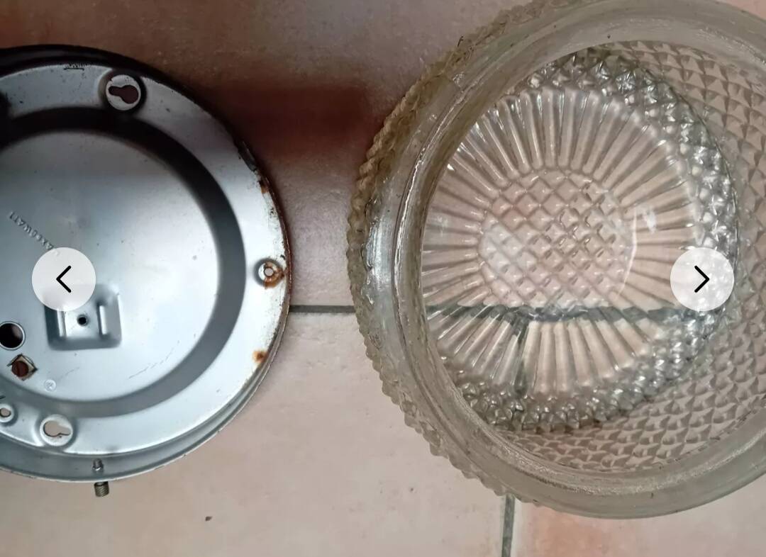 Vintage 20 cm sunflower glass ceiling light in very good condition.