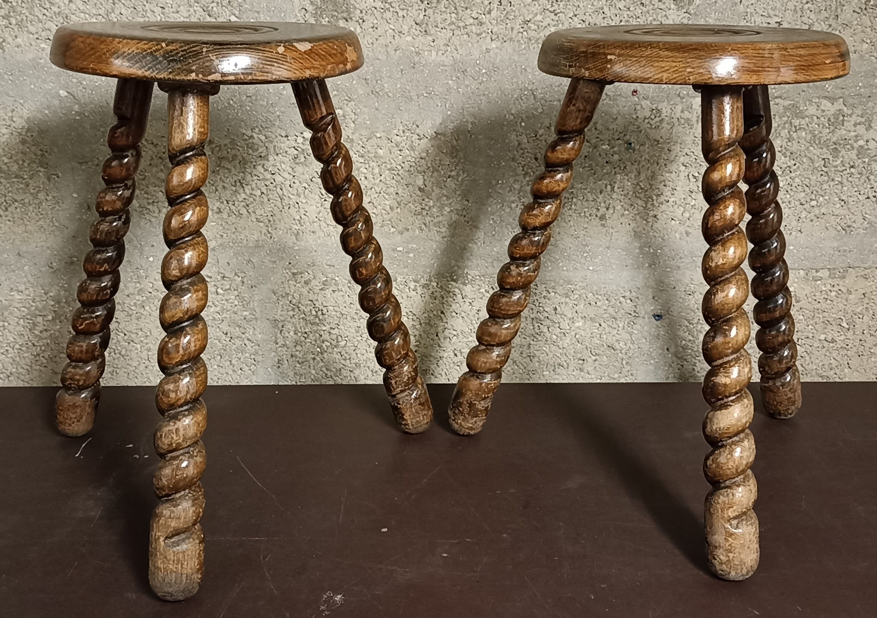 Tabourets tripodes bois pieds torsadés