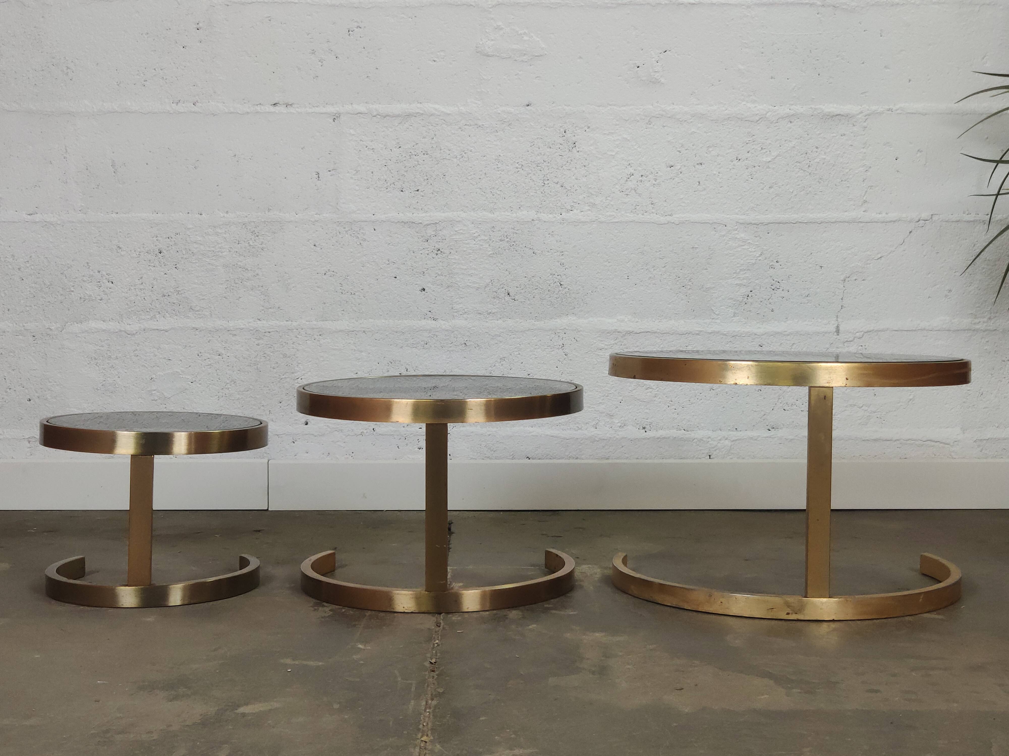 Superb trundle table round golden and smoked glass