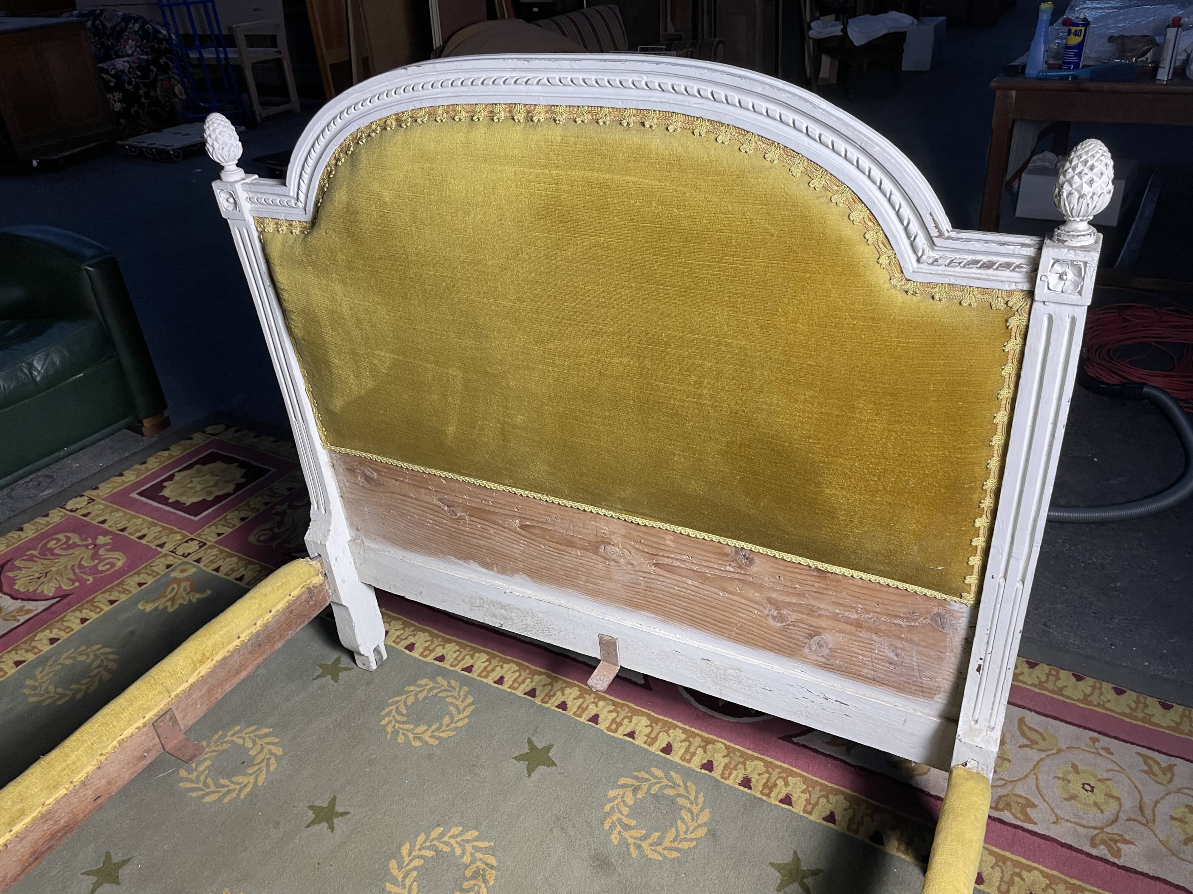 Lit capitonné de style Louis  XVI 19eme