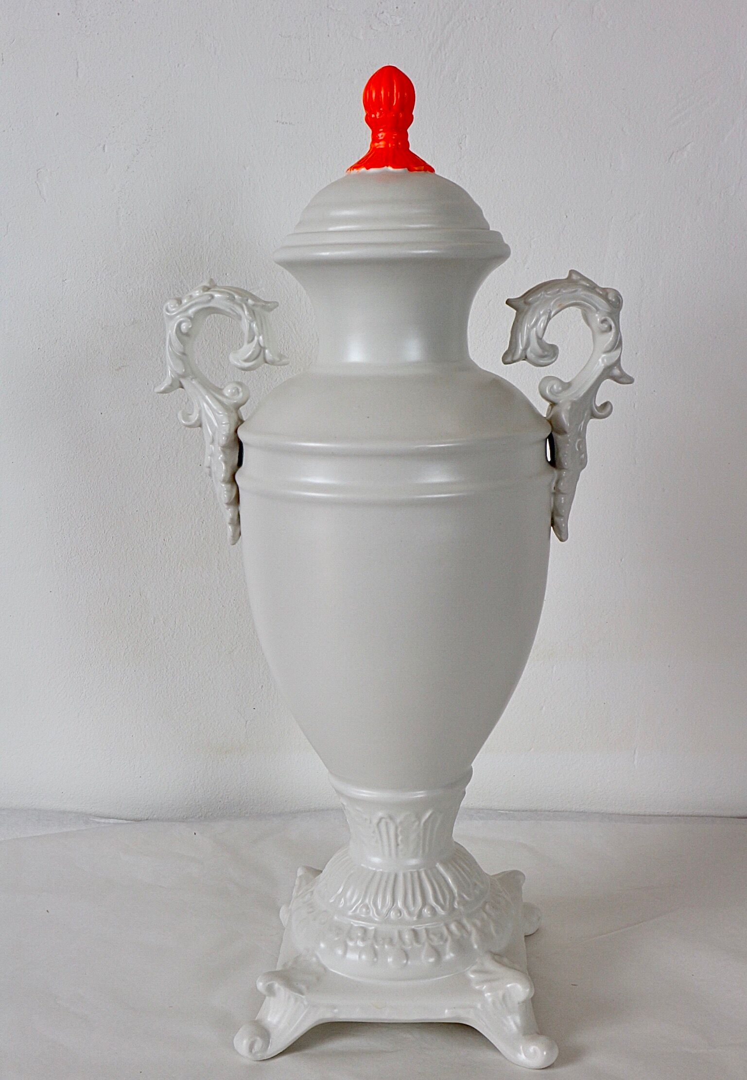 Vase en porcelaine blanche avec couvercle de fluo