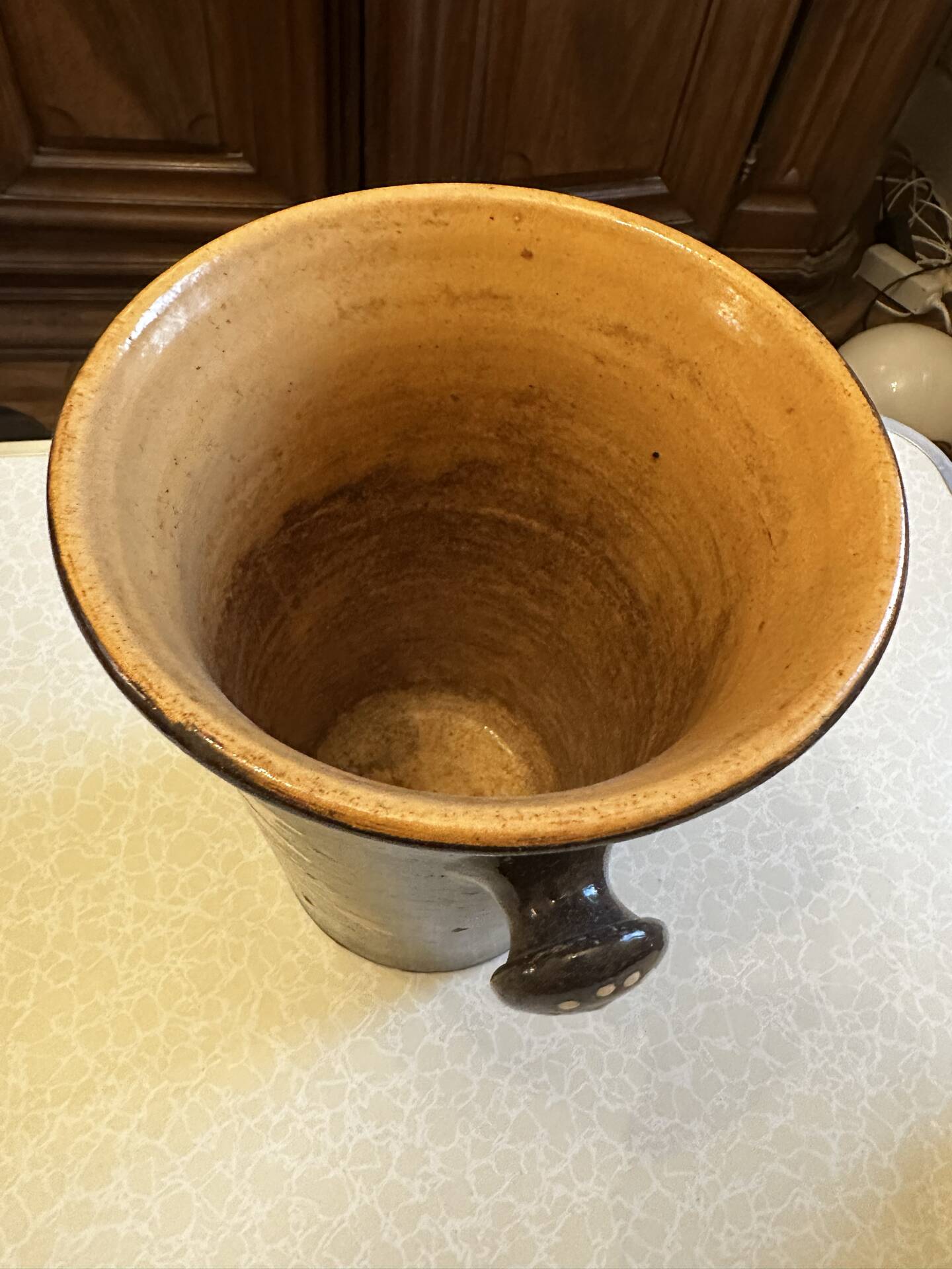 Antique white wine cooler in glazed ceramic – flora decoration