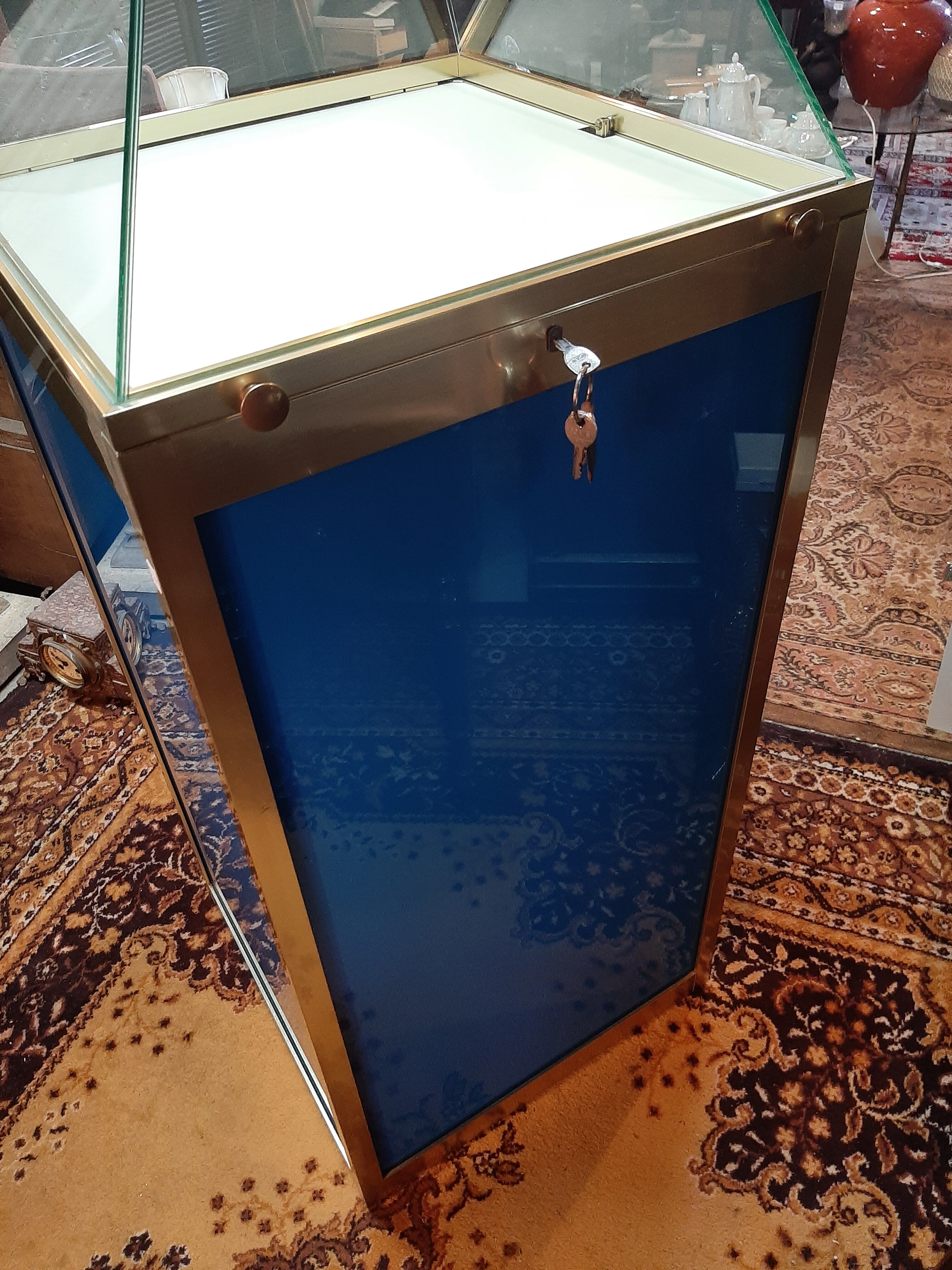 Vendôme pyramidal showcase