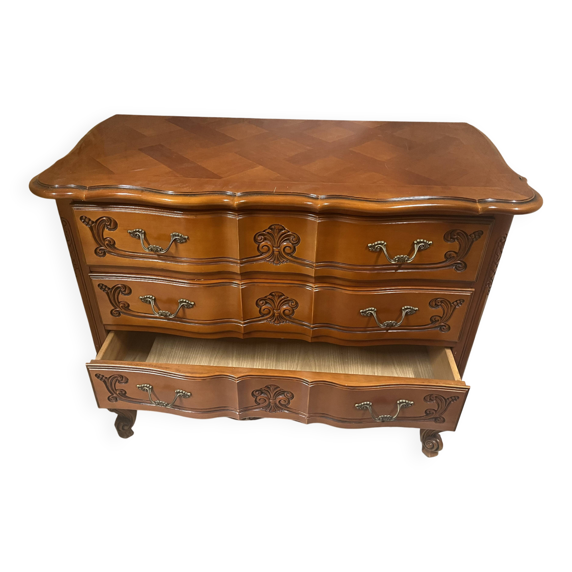 Élégante commode galbée de style Louis XV – 3 tiroirs – décor rocaille