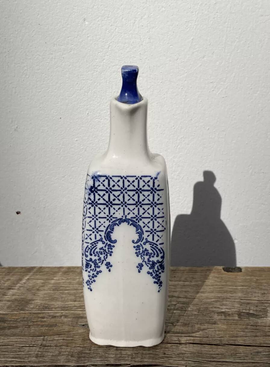 Vinaigrier XIXème bouteille à décor bleu et blanc