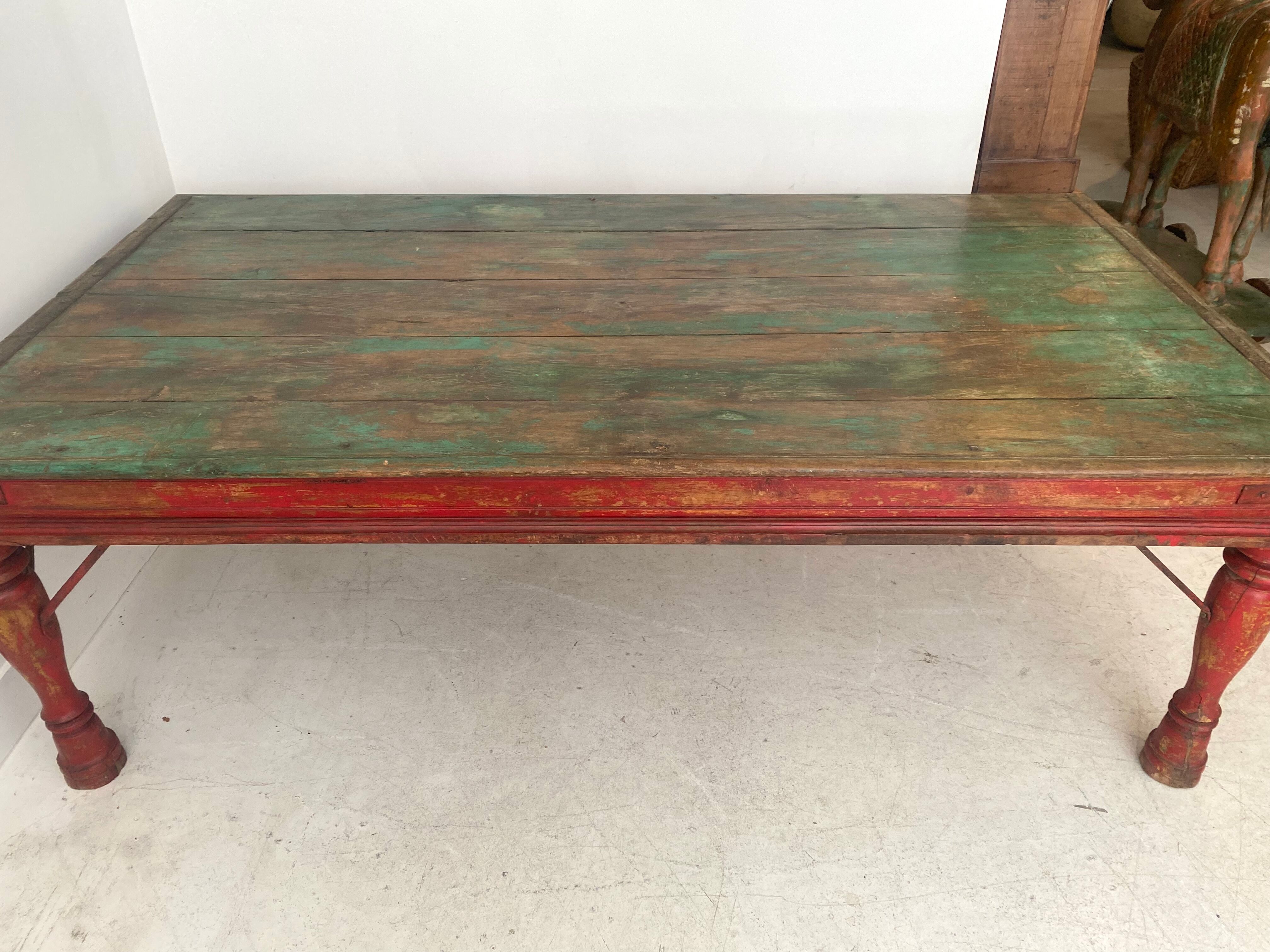 Table basse indienne en teck laqué verte et rouge