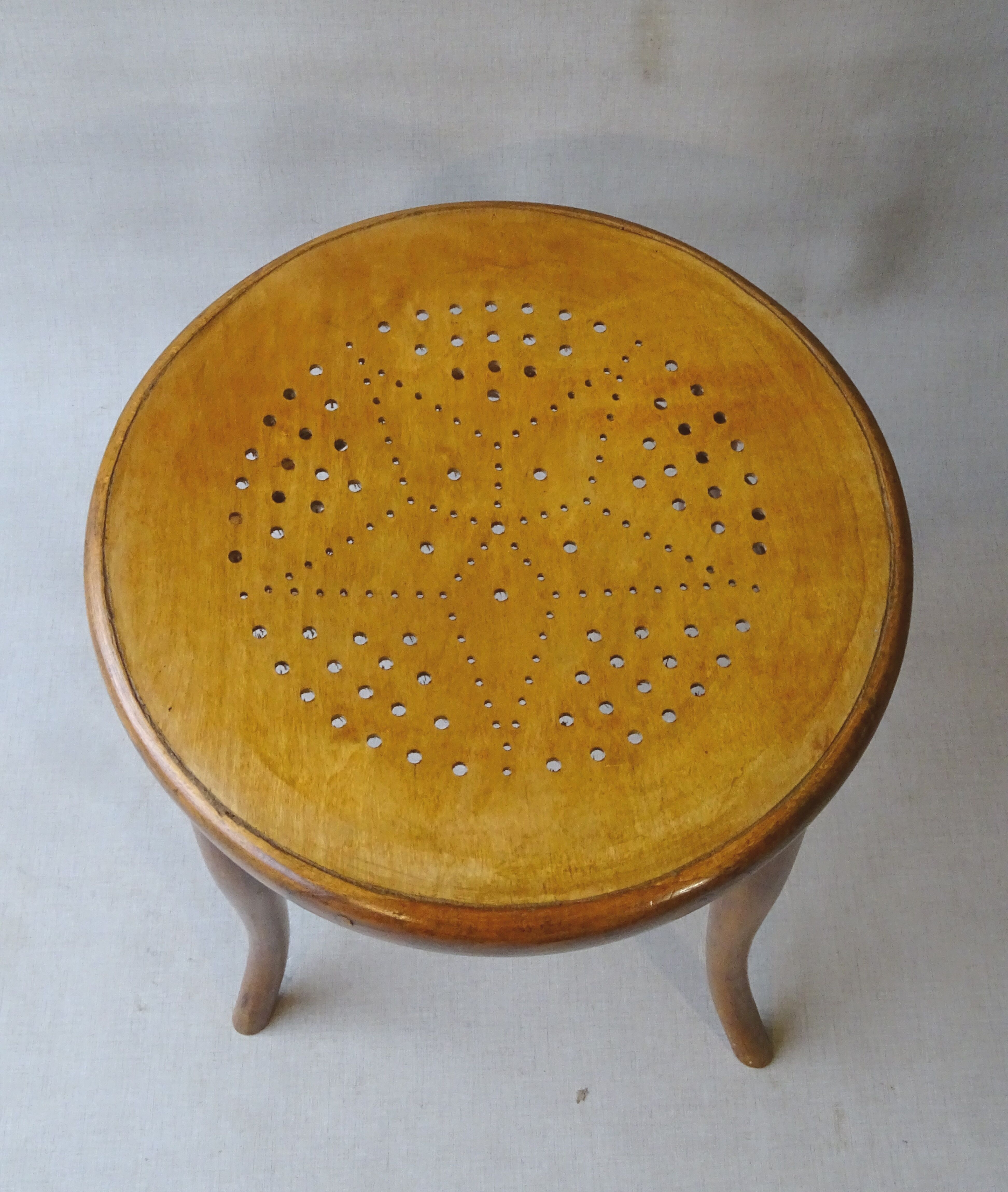 Tabouret bas en bois courbé, assise étoilée, 1920