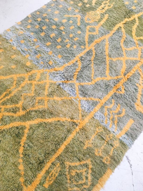 Tapis berbère marocain Beni Ouarain gris vert à motifs jaunes 2,55x1,52m