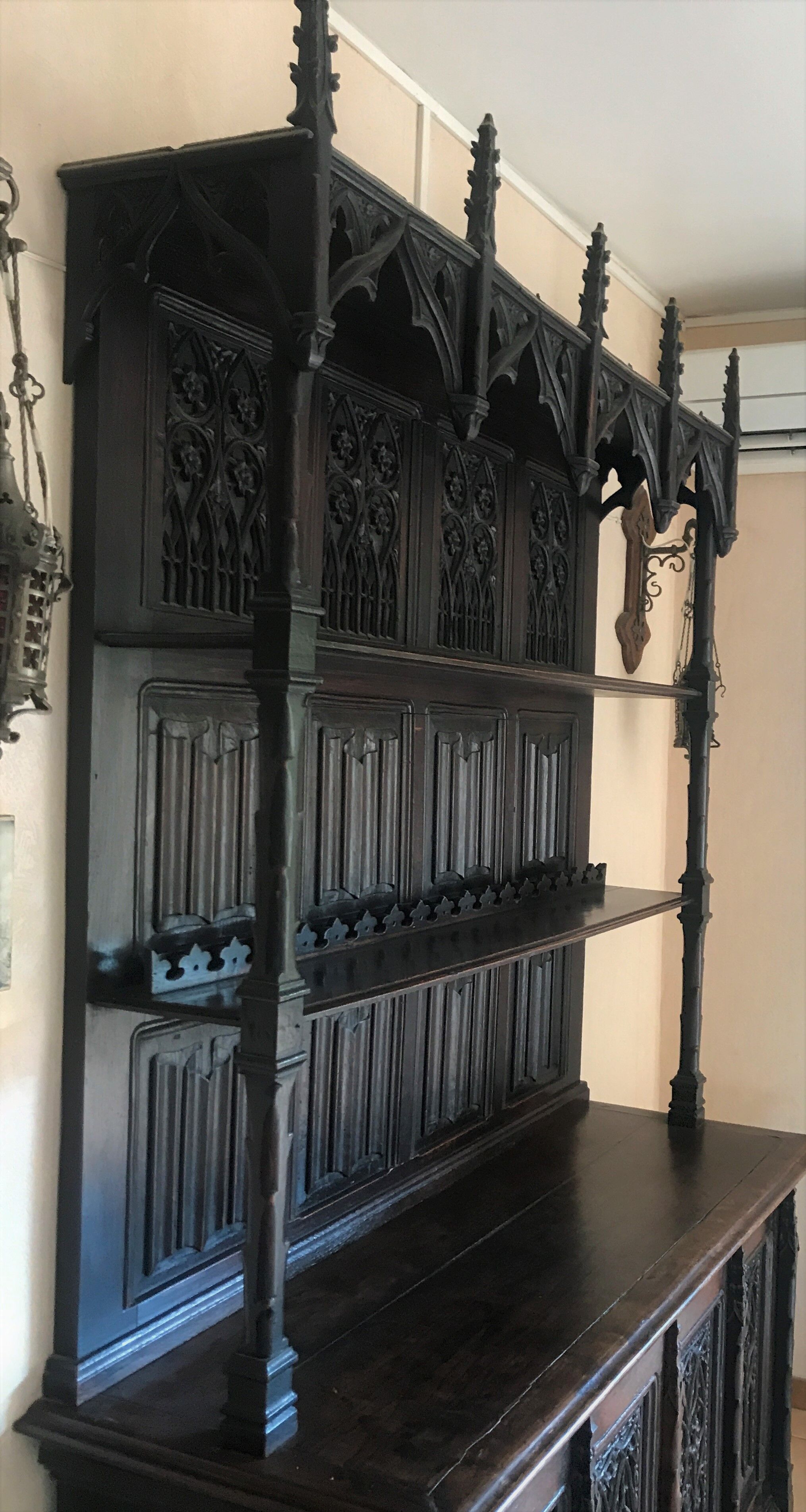 Vaisselier Gothic style