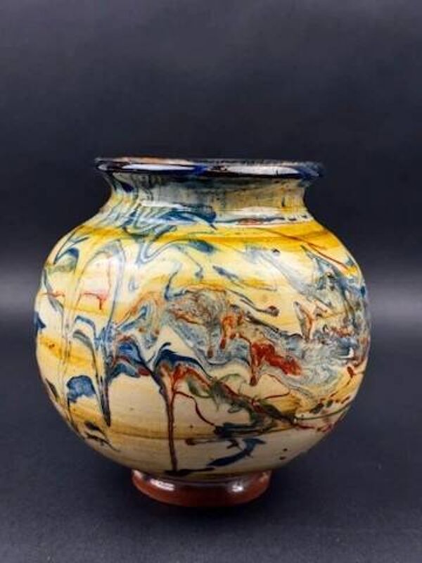 Vase basque en céramique vernissée à décor marbré polychrome