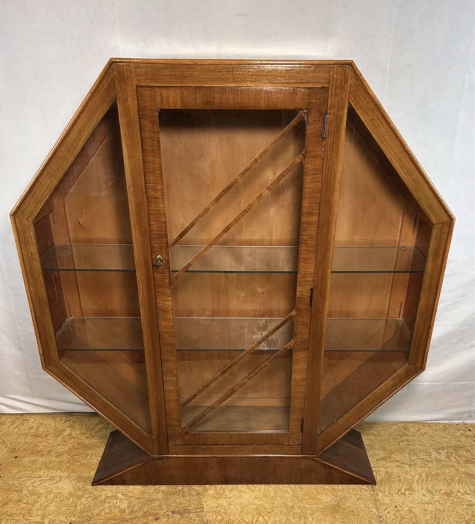 Cabinet d'exposition hexagonal en noyer vintage art déco - 1920-1930