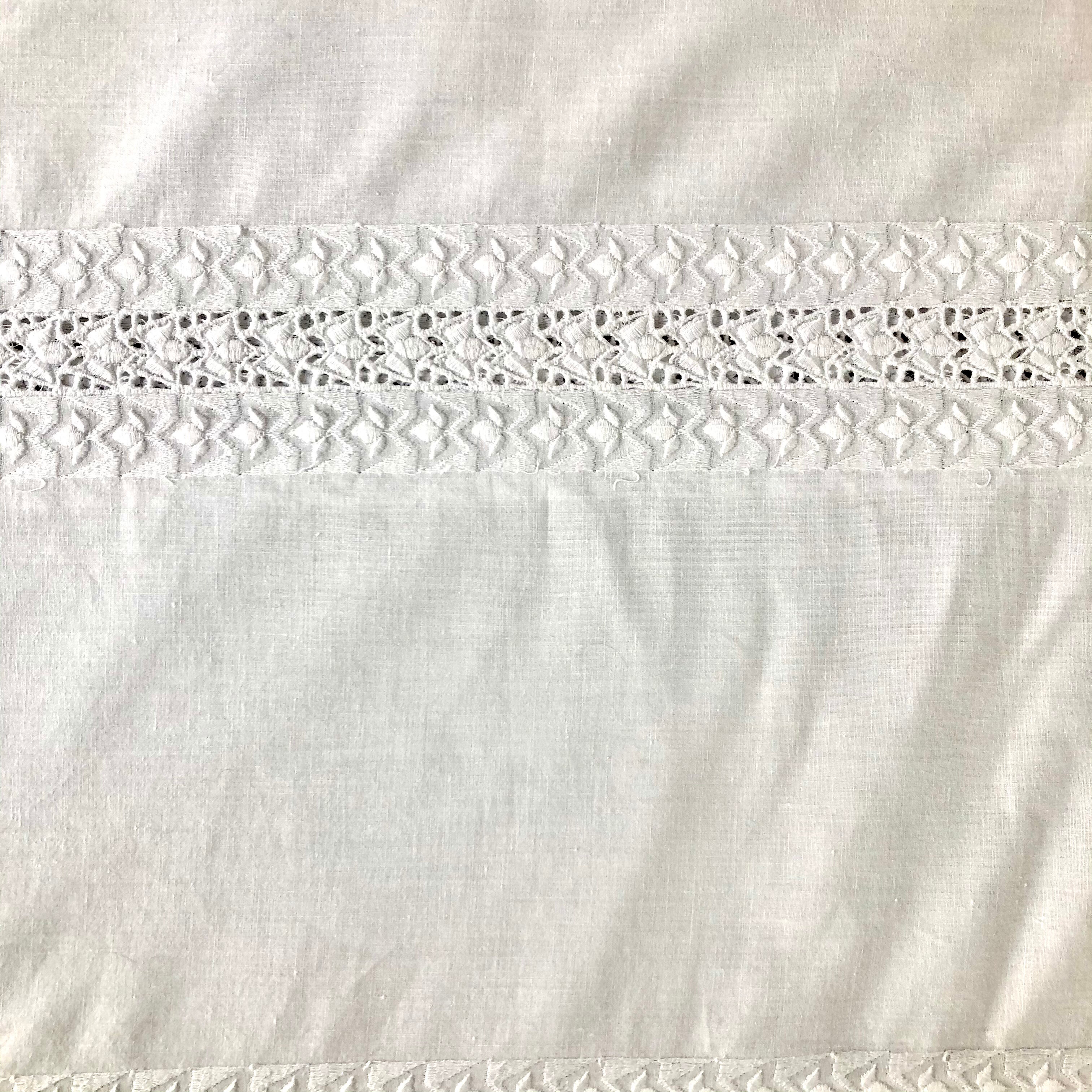Nappe with embroidered stripes