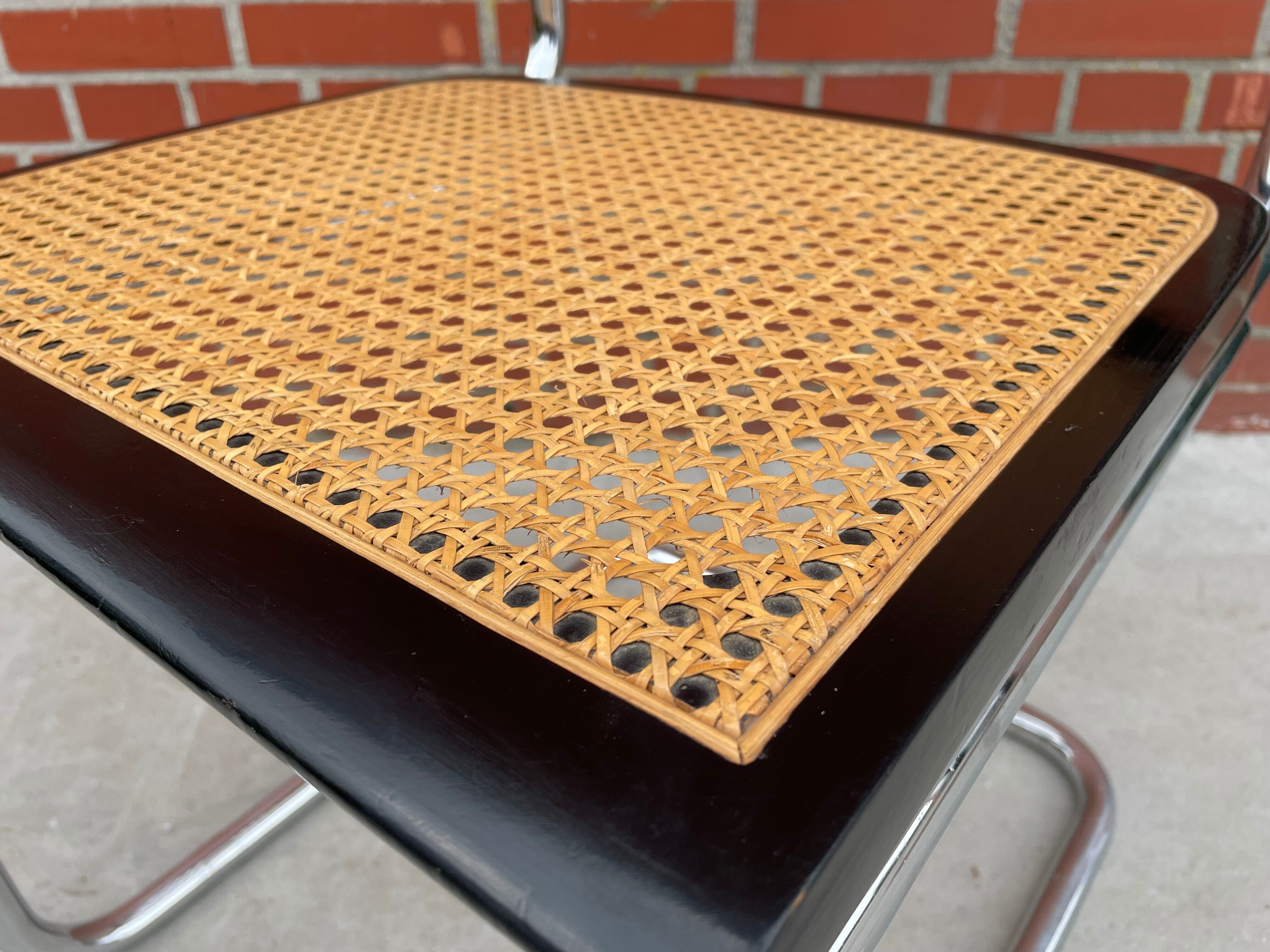 Chaise en chrome et noir