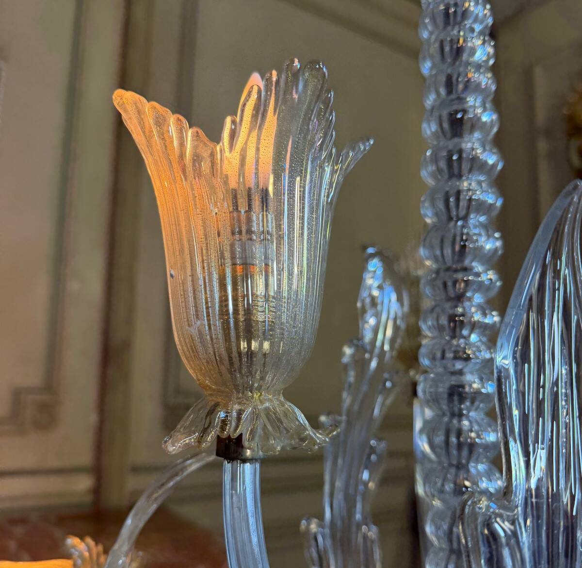 Asymmetrical Venetian chandelier in colourless and gold Murano glass, circa 1980.
