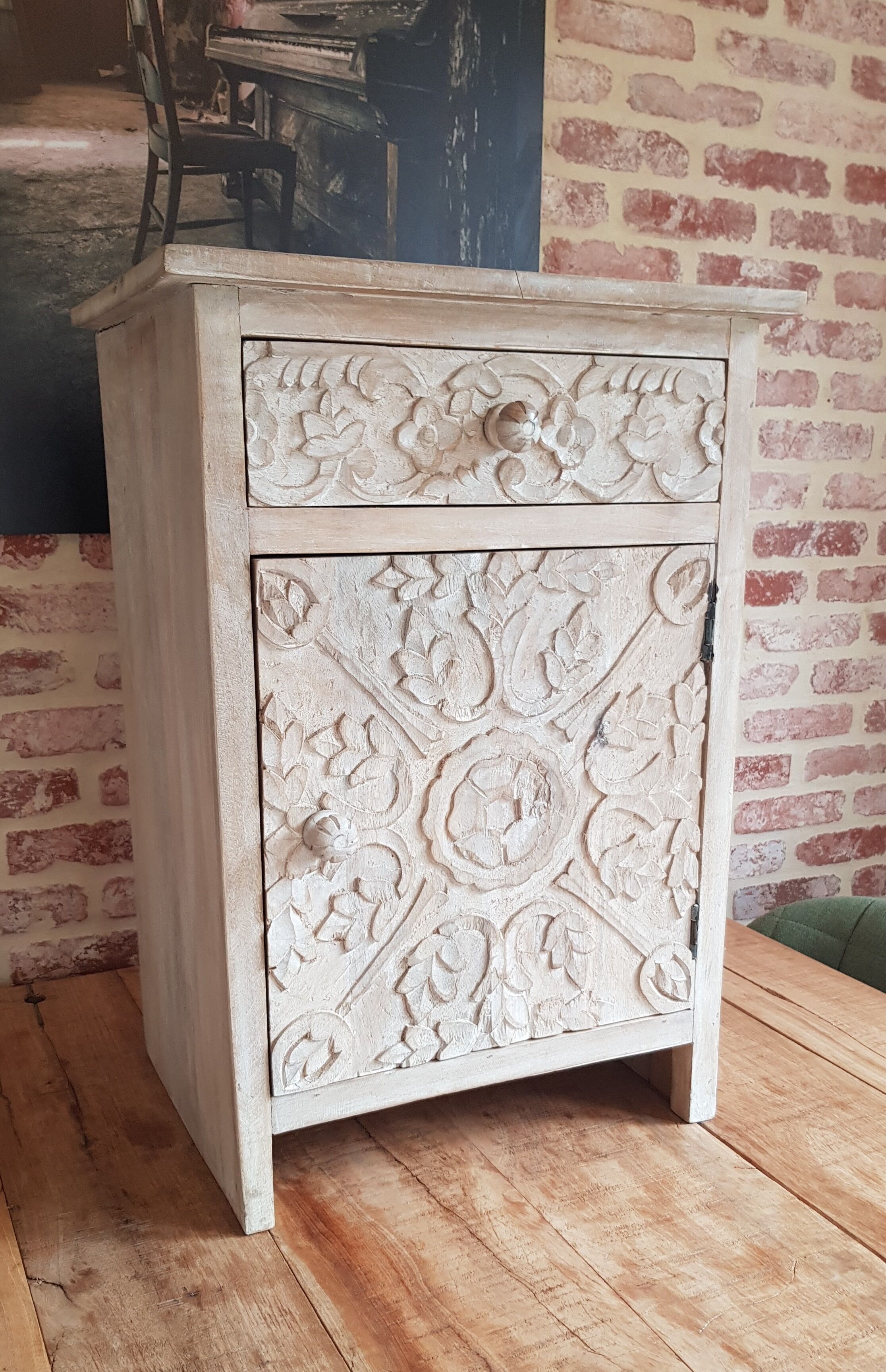 Chiseled mango tree bedside