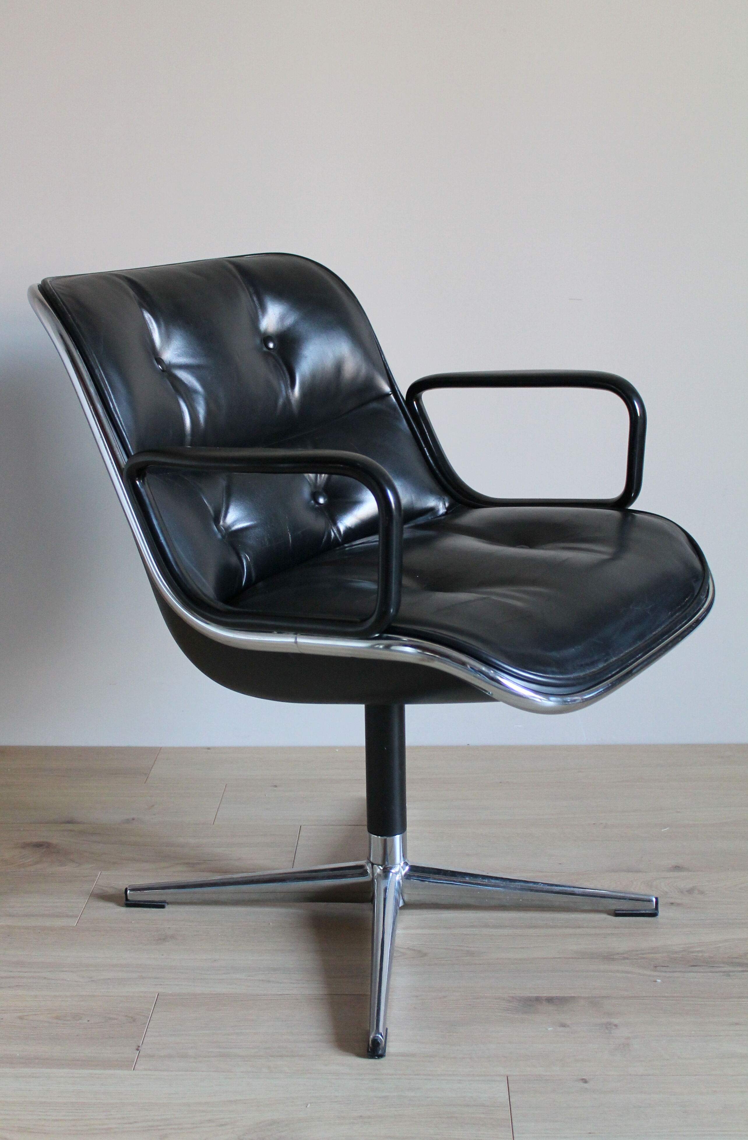 Fauteuil cuir de Charles Pollock 1970