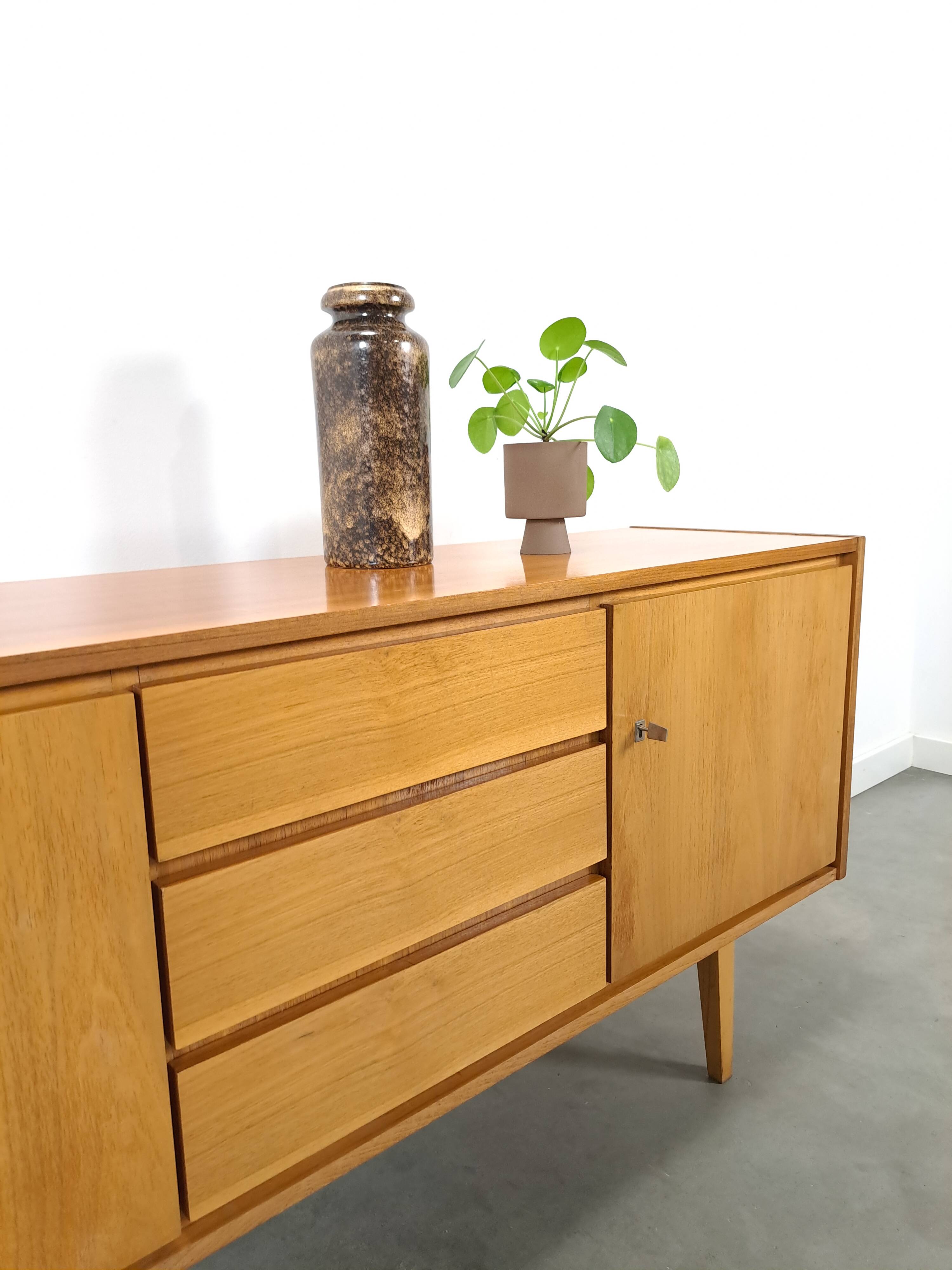 Mid-century notenhout fineer dressoir met 3 lades