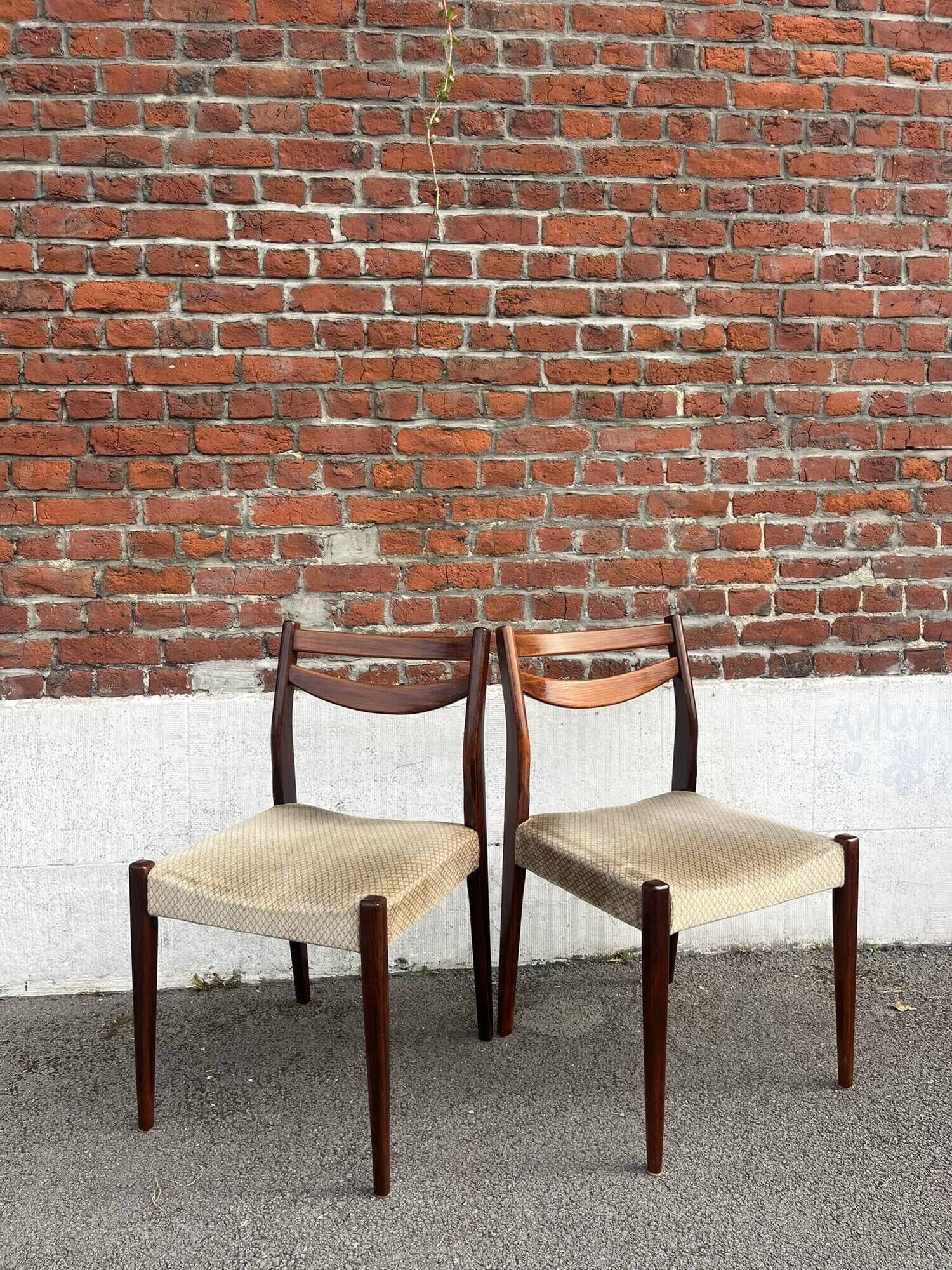 Lot of 4 vintage Scandinavian chairs in wood and golden fabric.