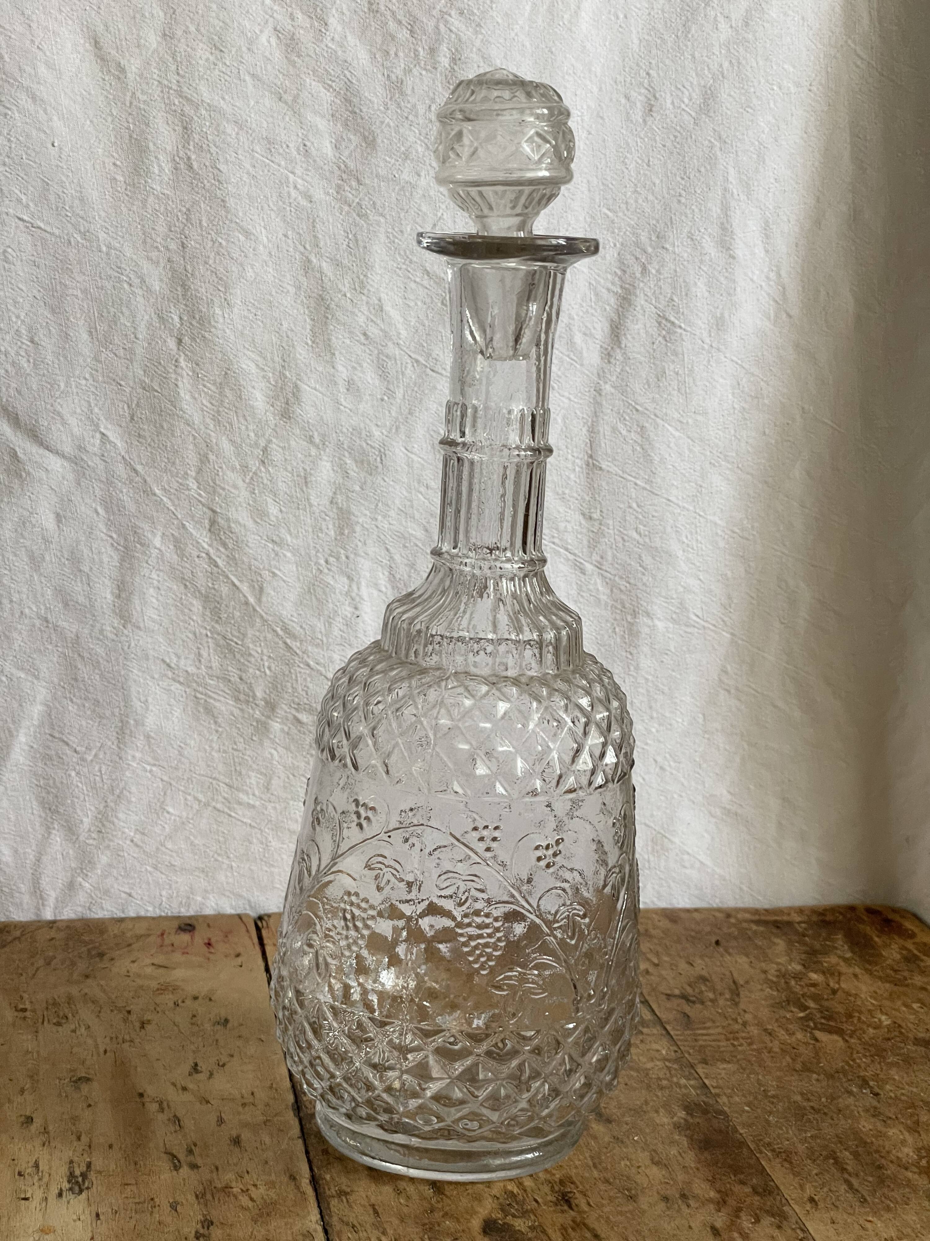 Carafe à vin en verre ciselé  transparent vintage