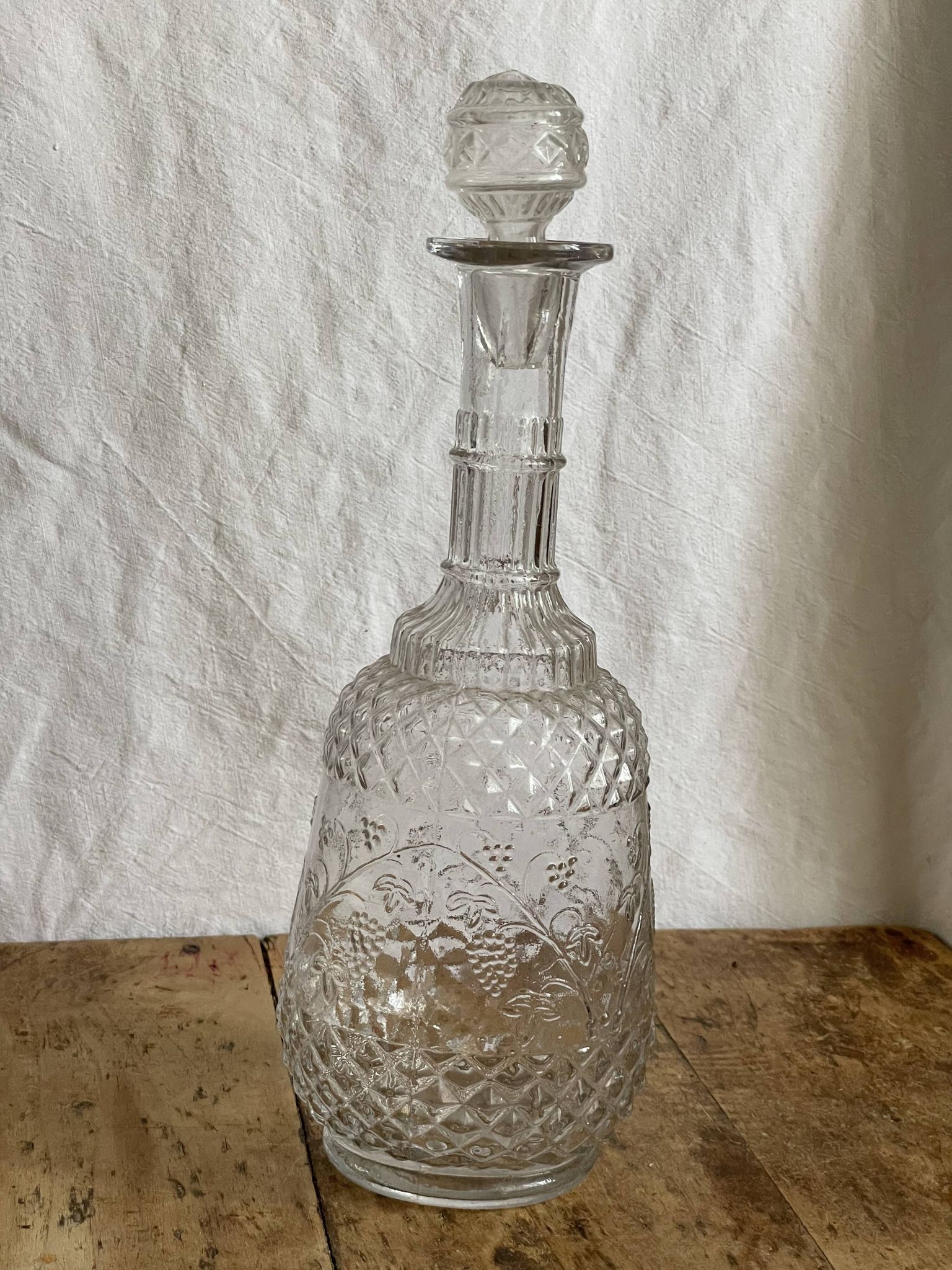Carafe à vin en verre ciselé  transparent vintage