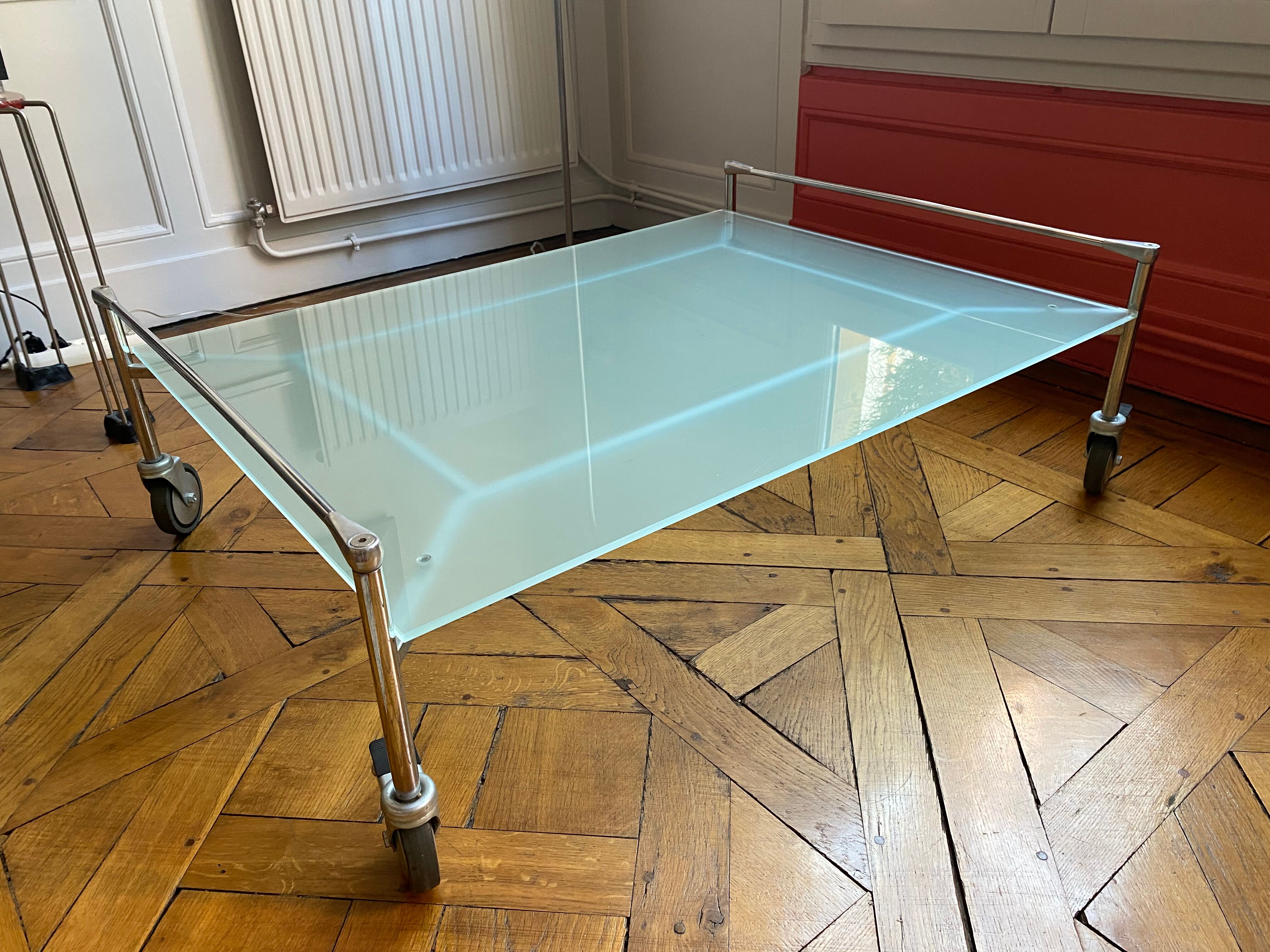 Table basse roulante (design italien)