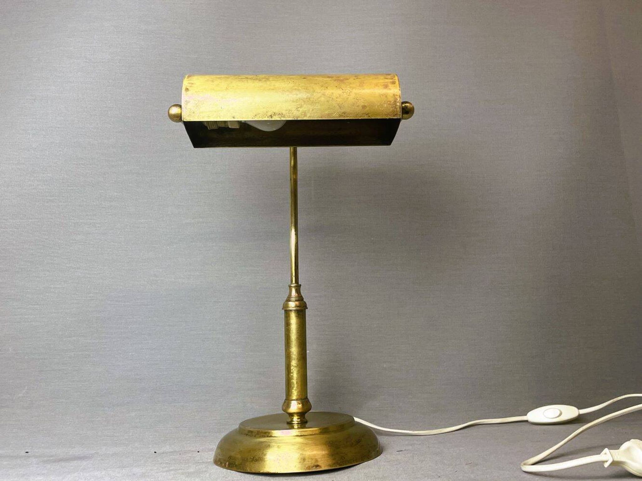 Lampe de table de bureau de banquier portugais en laiton 1940