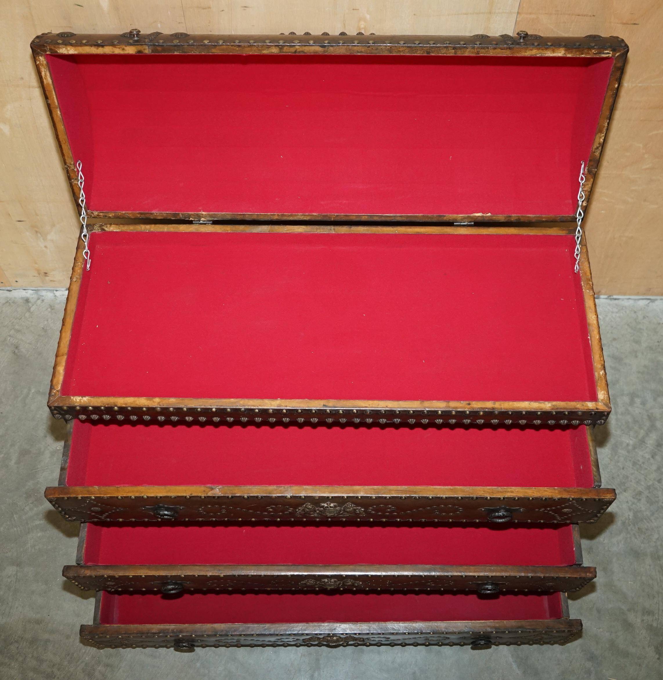 Commode Antique Espagnole en Chêne avec Dessus Bombé en Cuir et Armoiries Royales