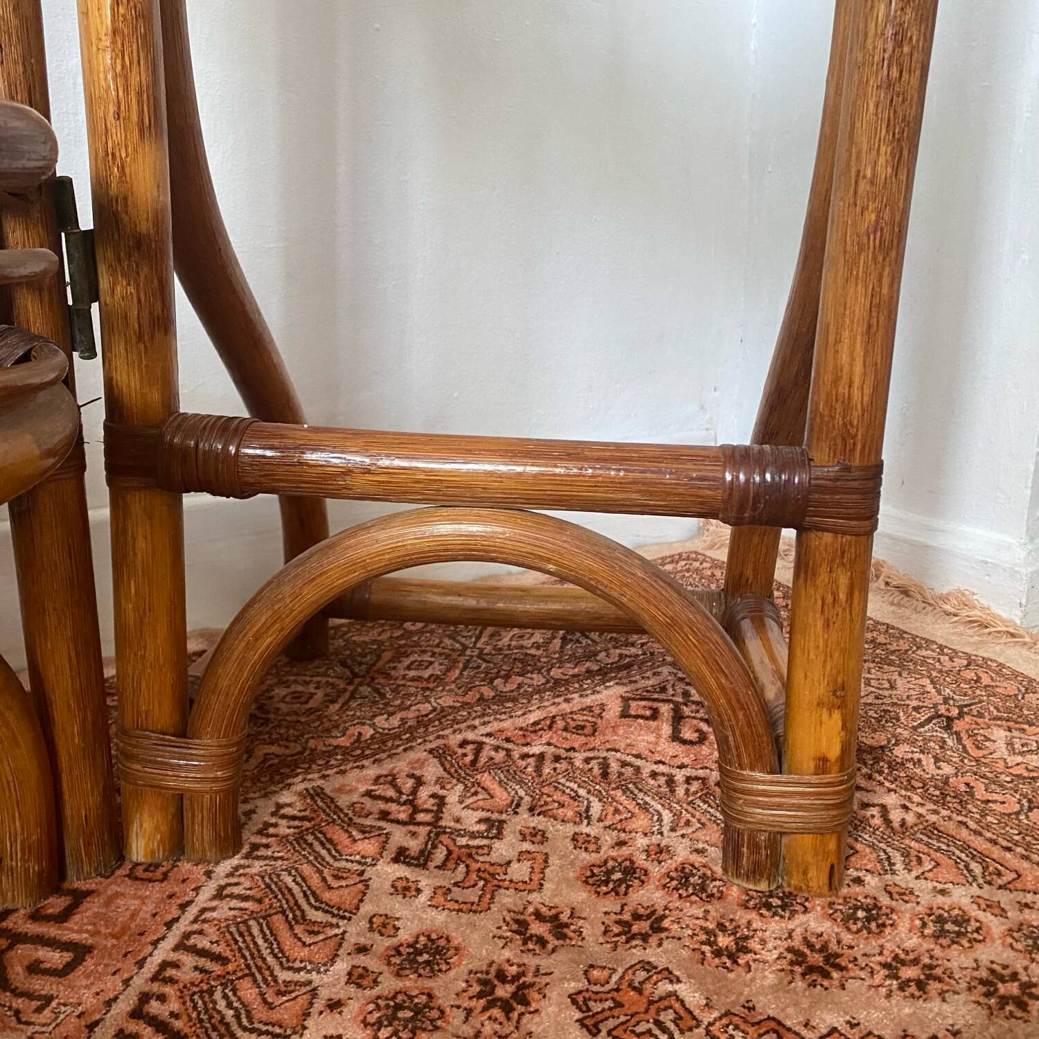 Rattan plant stand screen