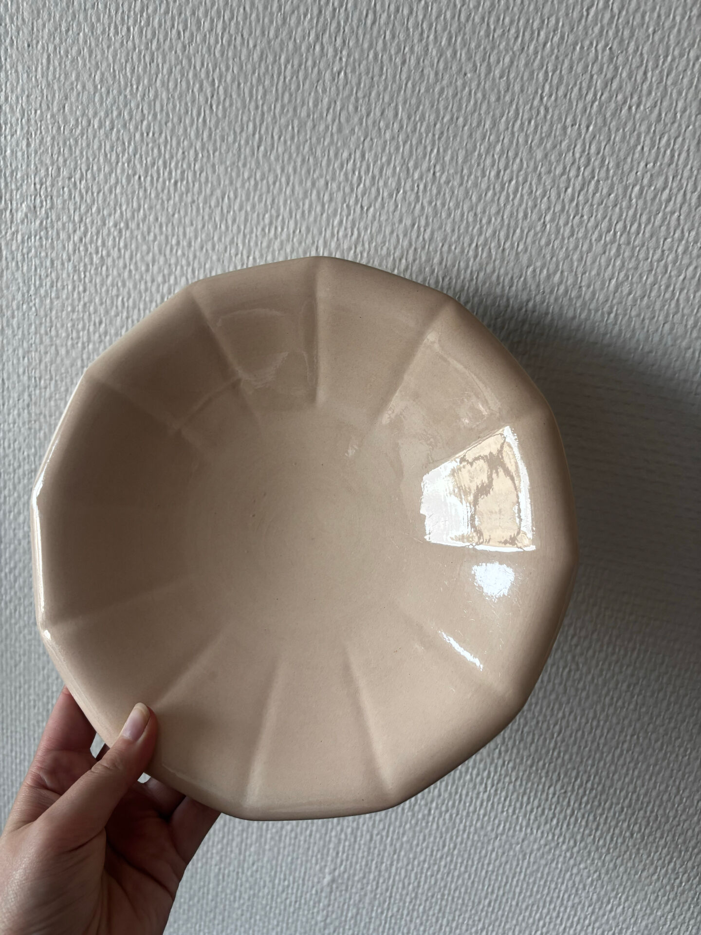Ancien petit plat creux de présentation Digoin Sarreguemines rose pâle
