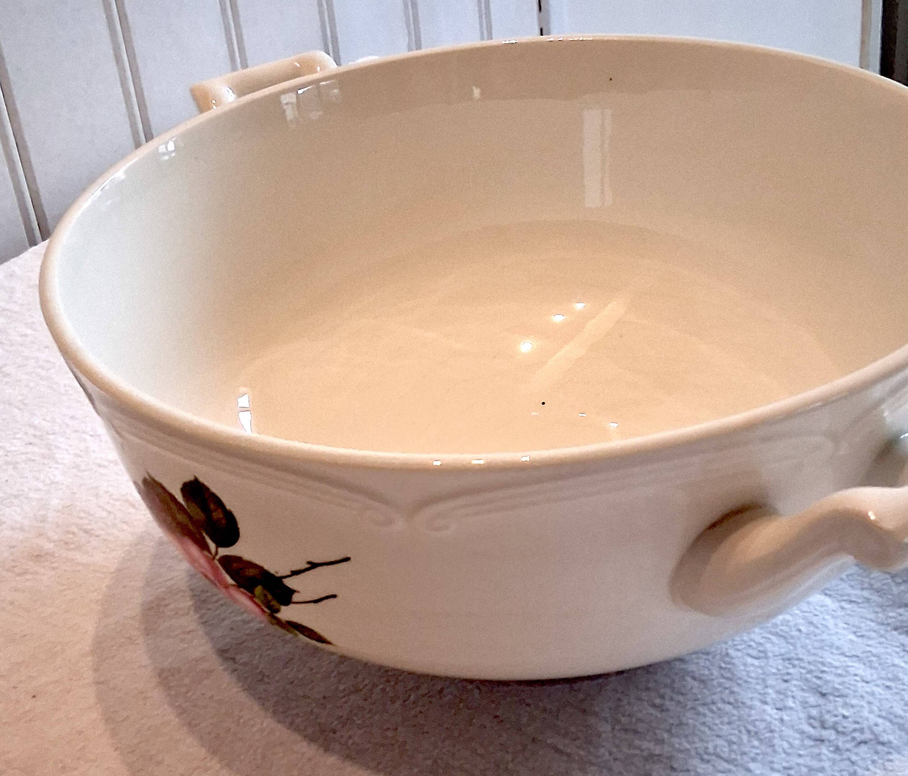 Very pretty soup tureen from Gien model "Chinon" in very good condition.