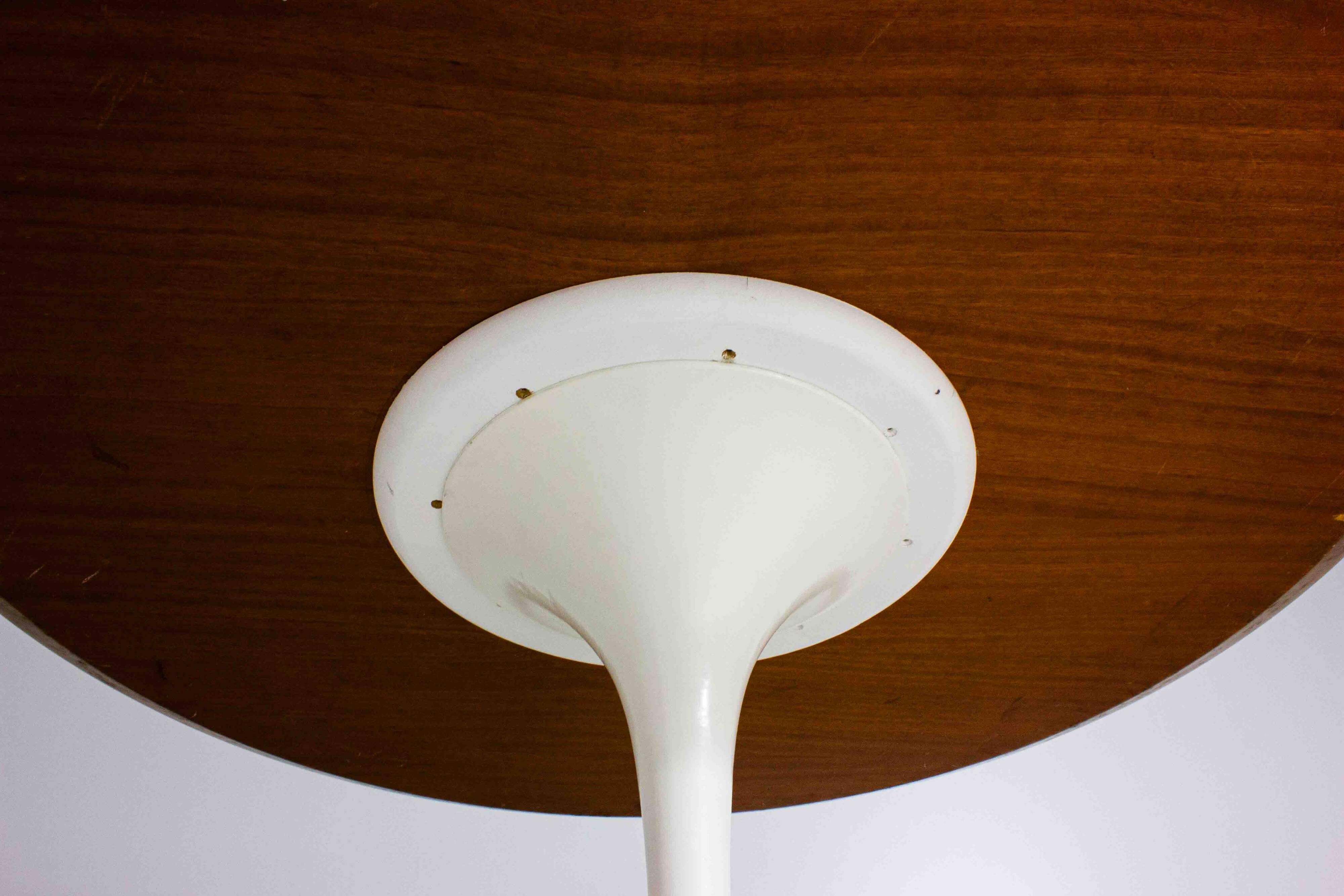 Large tulip table with wooden top by Eero Saarinen, Knoll International 1970s