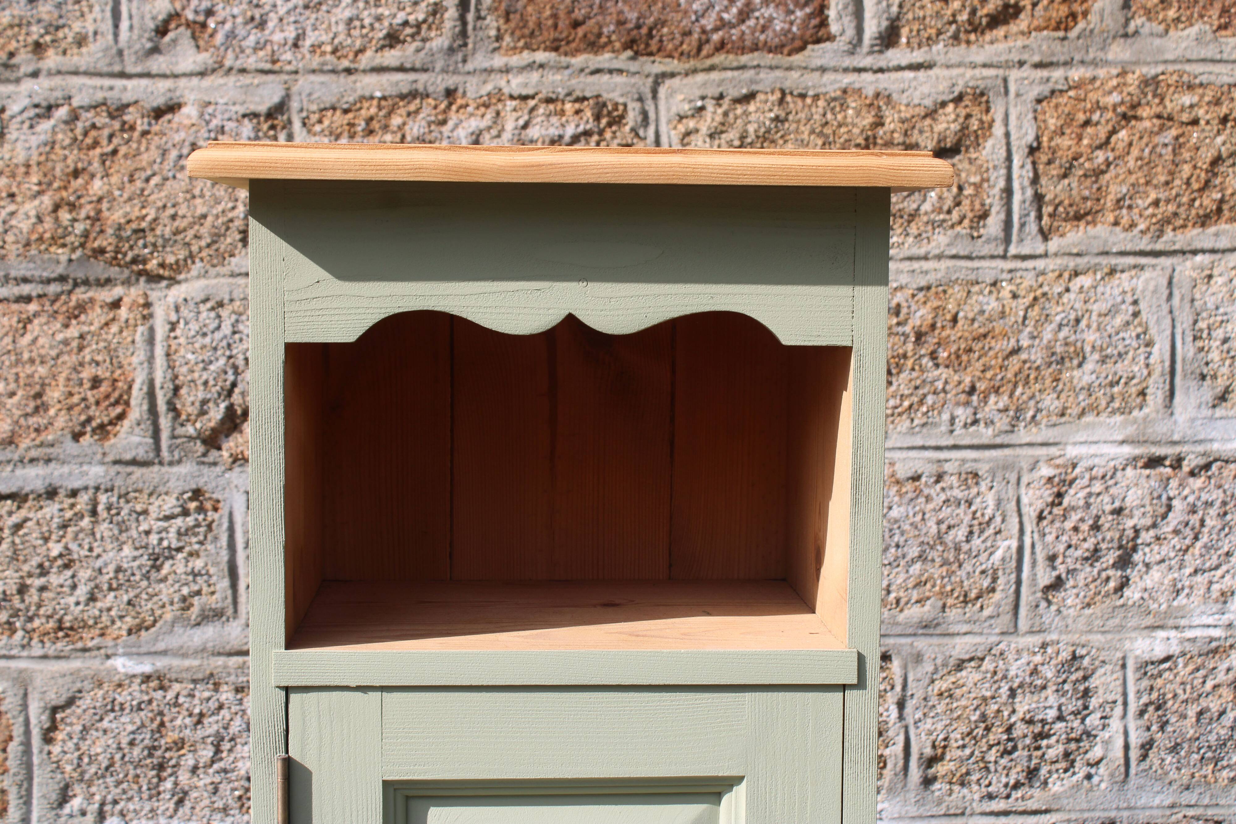 Chevet vintage en pin rénové – Vert Lézard Pure & Paint – Plateau bois natu