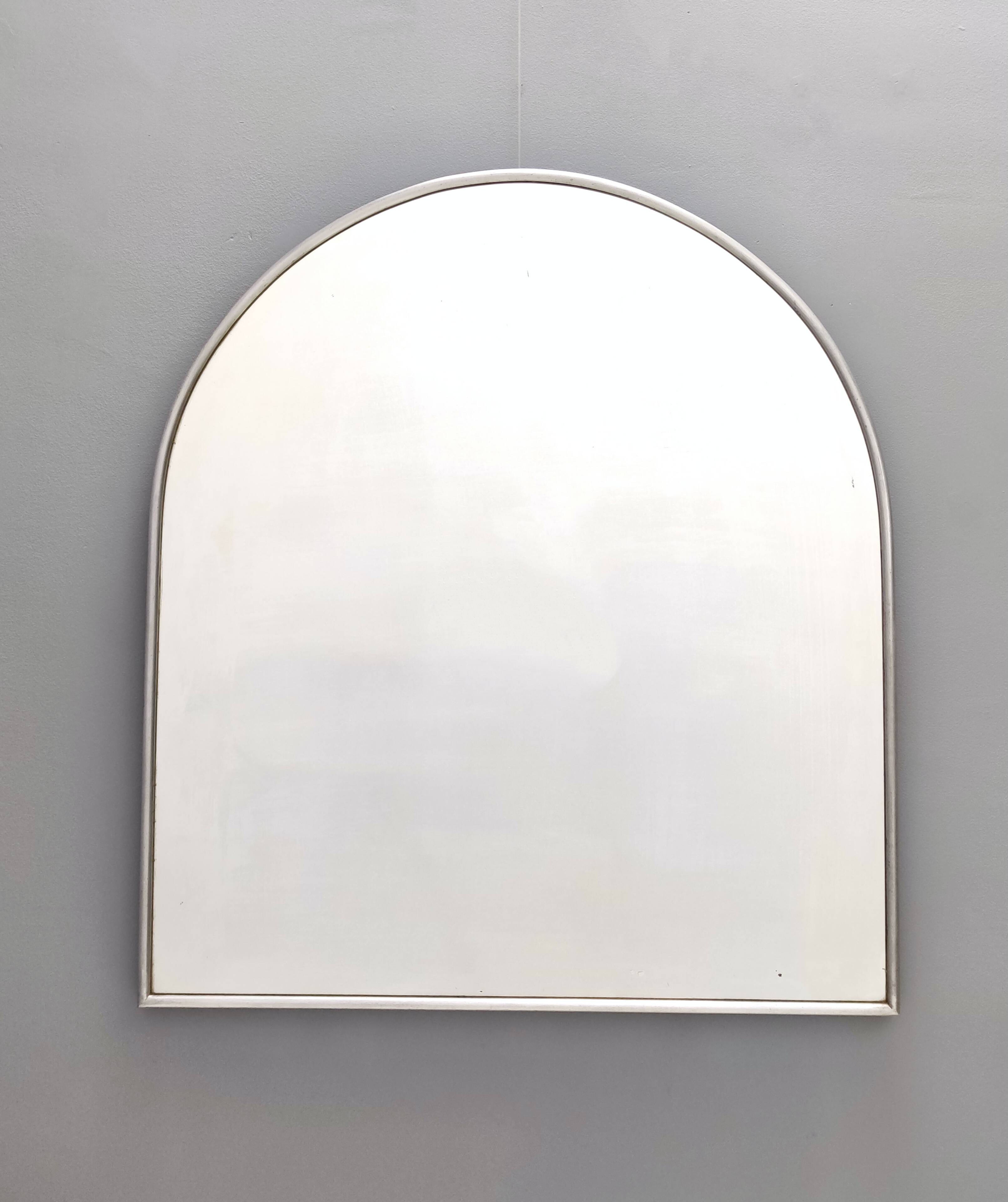 Miroir mural minimaliste en forme de bouclier avec cadre en acier, Italie