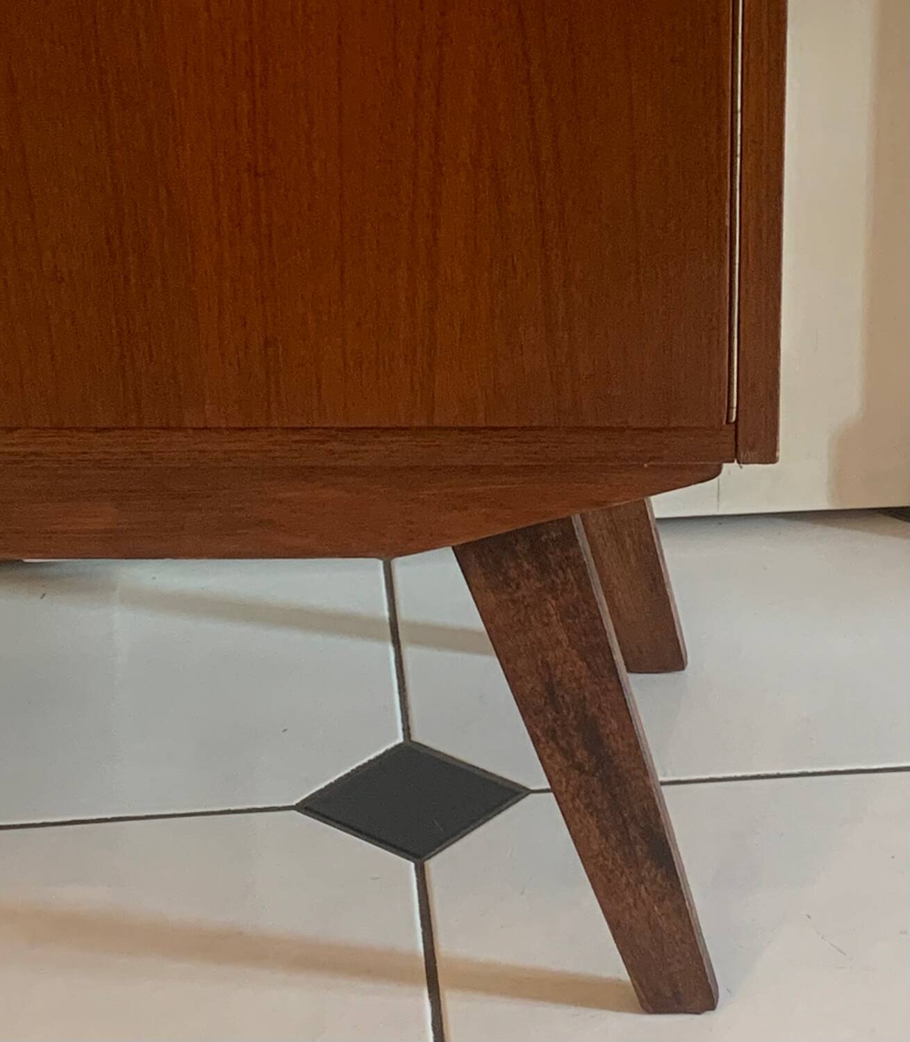 Sideboard compass feet