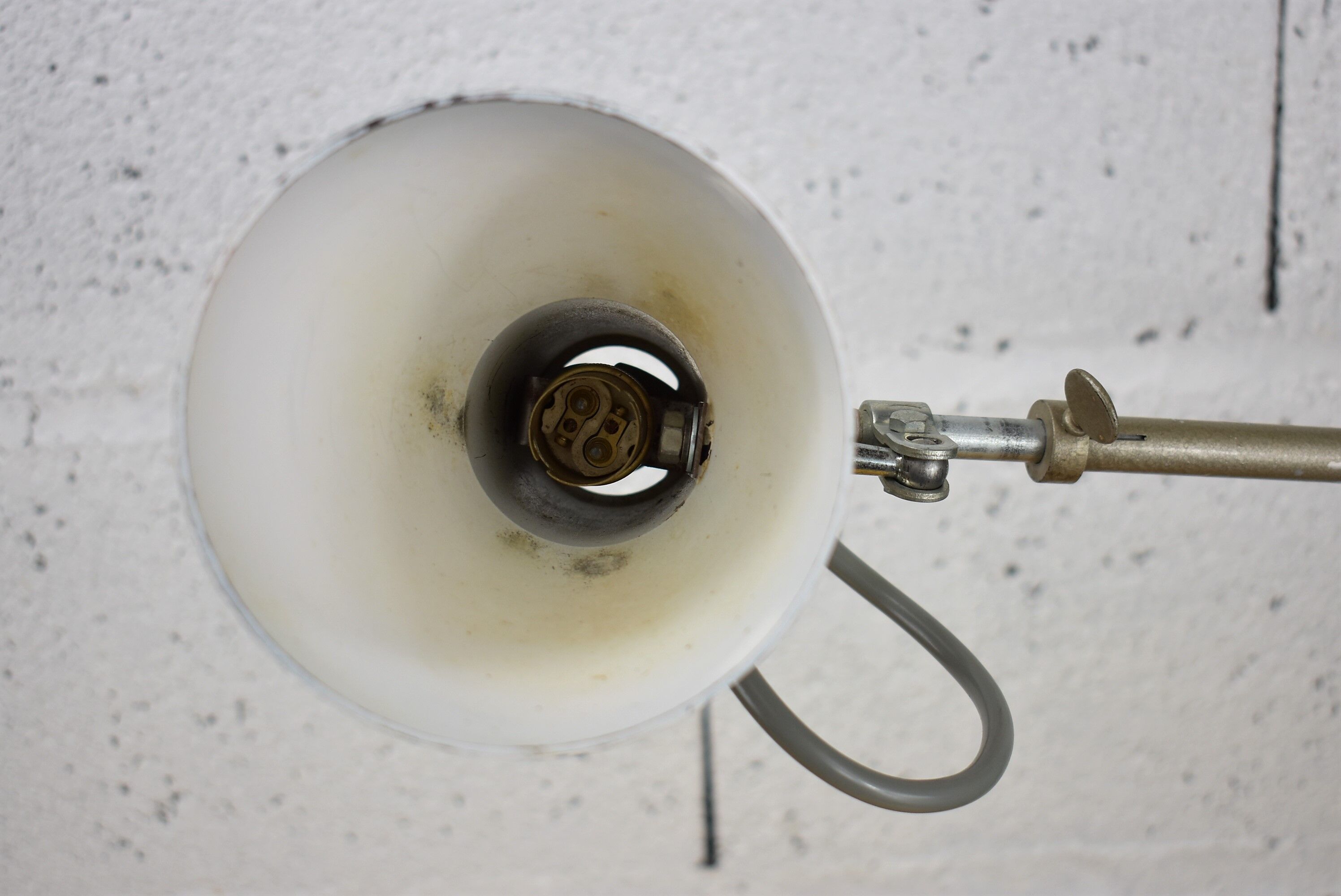 Lumina vintage industrial lamp.