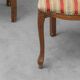 Paire de fauteuils de style parisien en bois avec des accoudoirs en tissu rayé, vintage.