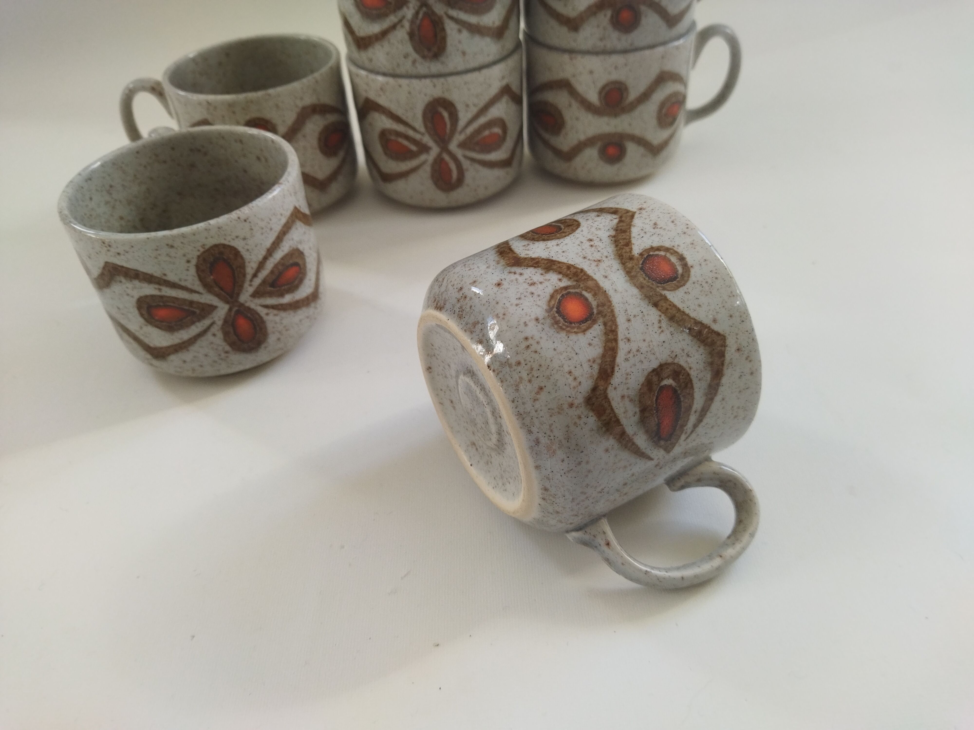 Sept tasses à déjeuner en grès 70s