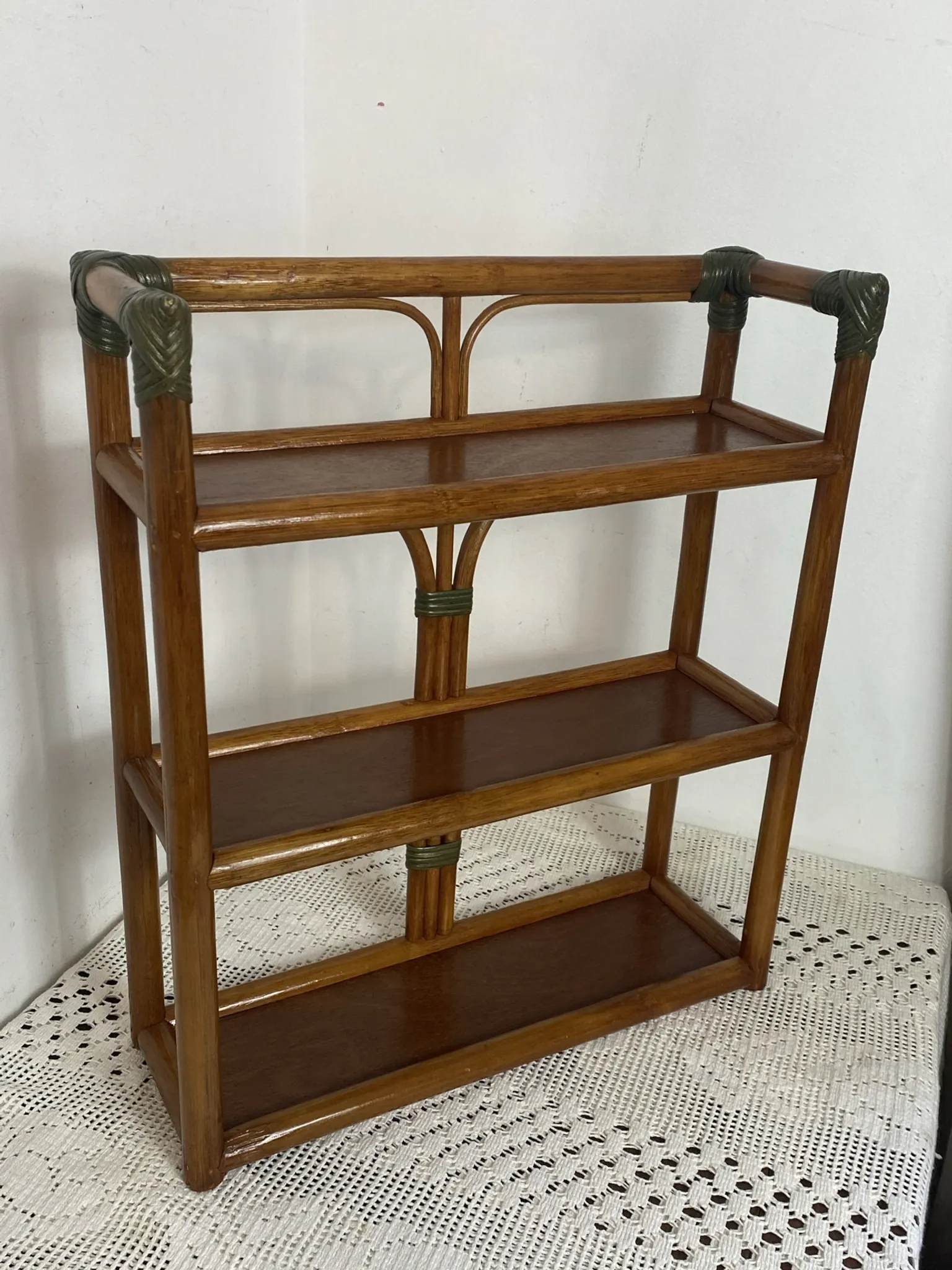 Etagère en bambou et rotin, années 70