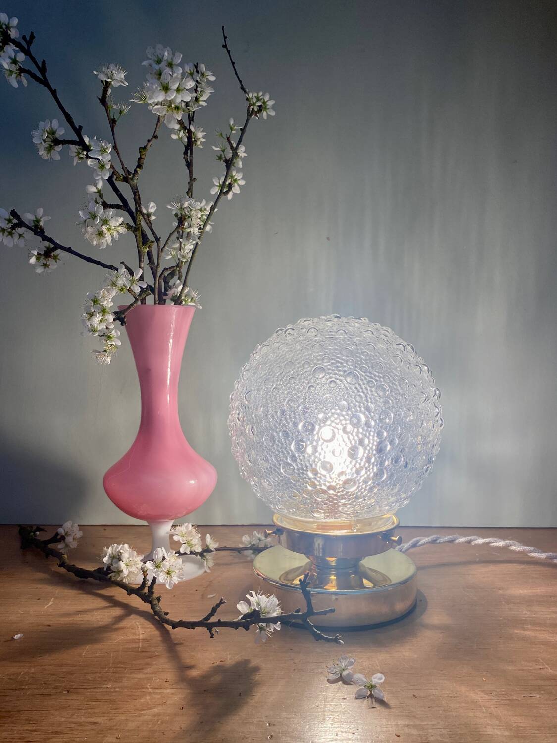 Lampe à poser globe vintage en verre moulé