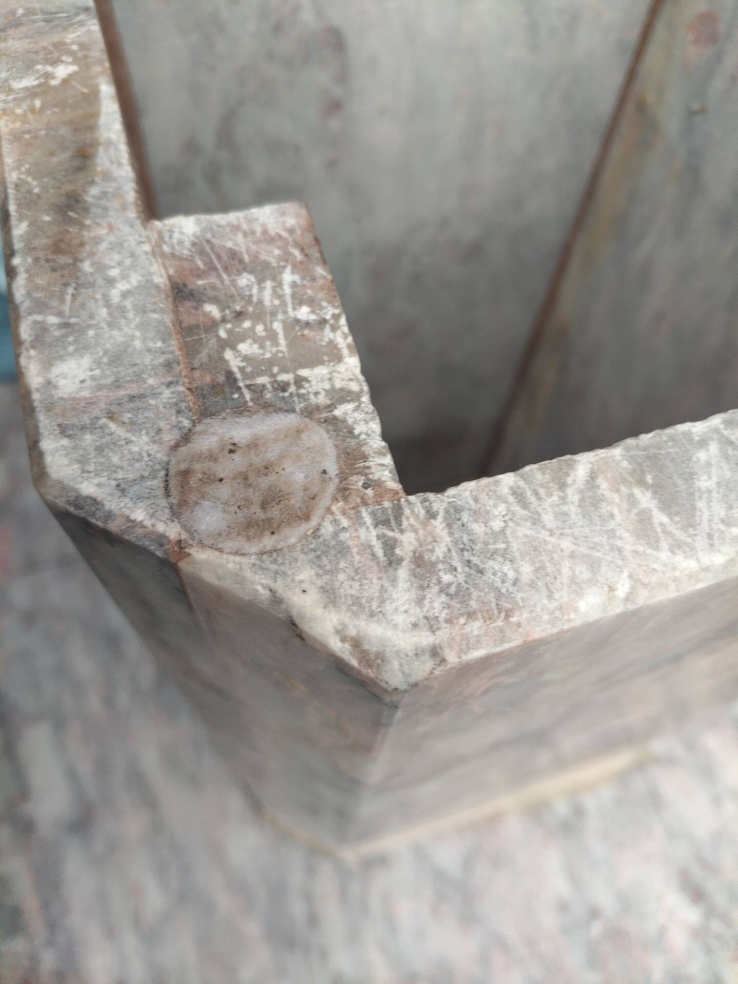 Sculptural coffee table in grey and pink marble – Vintage 1970s/1980s