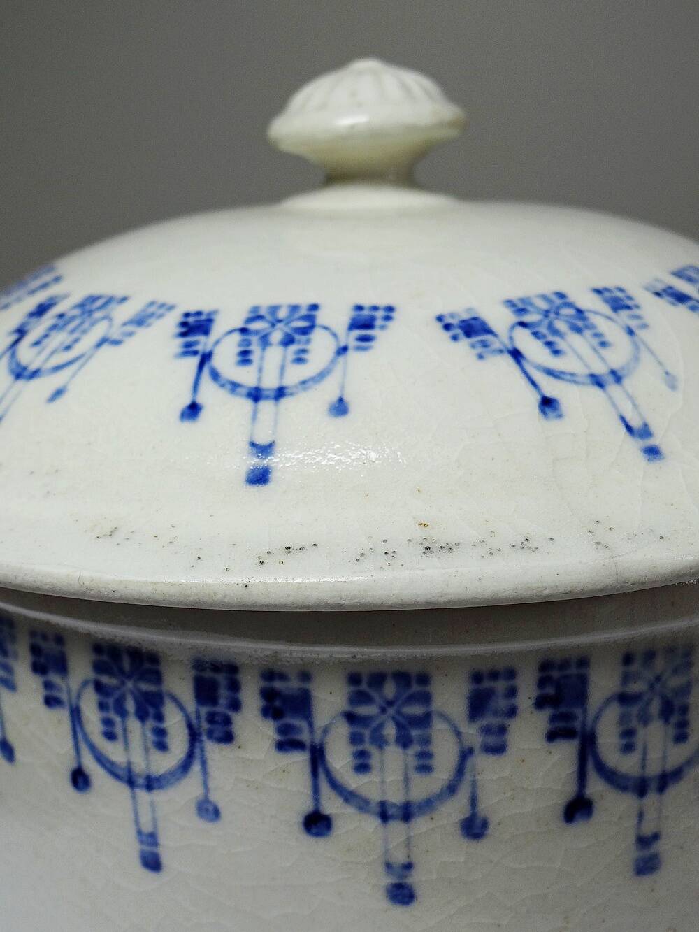 Bouillon/cocotte ancienne en terre de fer émaillée à décor bleu St Uze