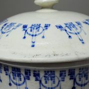 Bouillon/cocotte ancienne en terre de fer émaillée à décor bleu St Uze