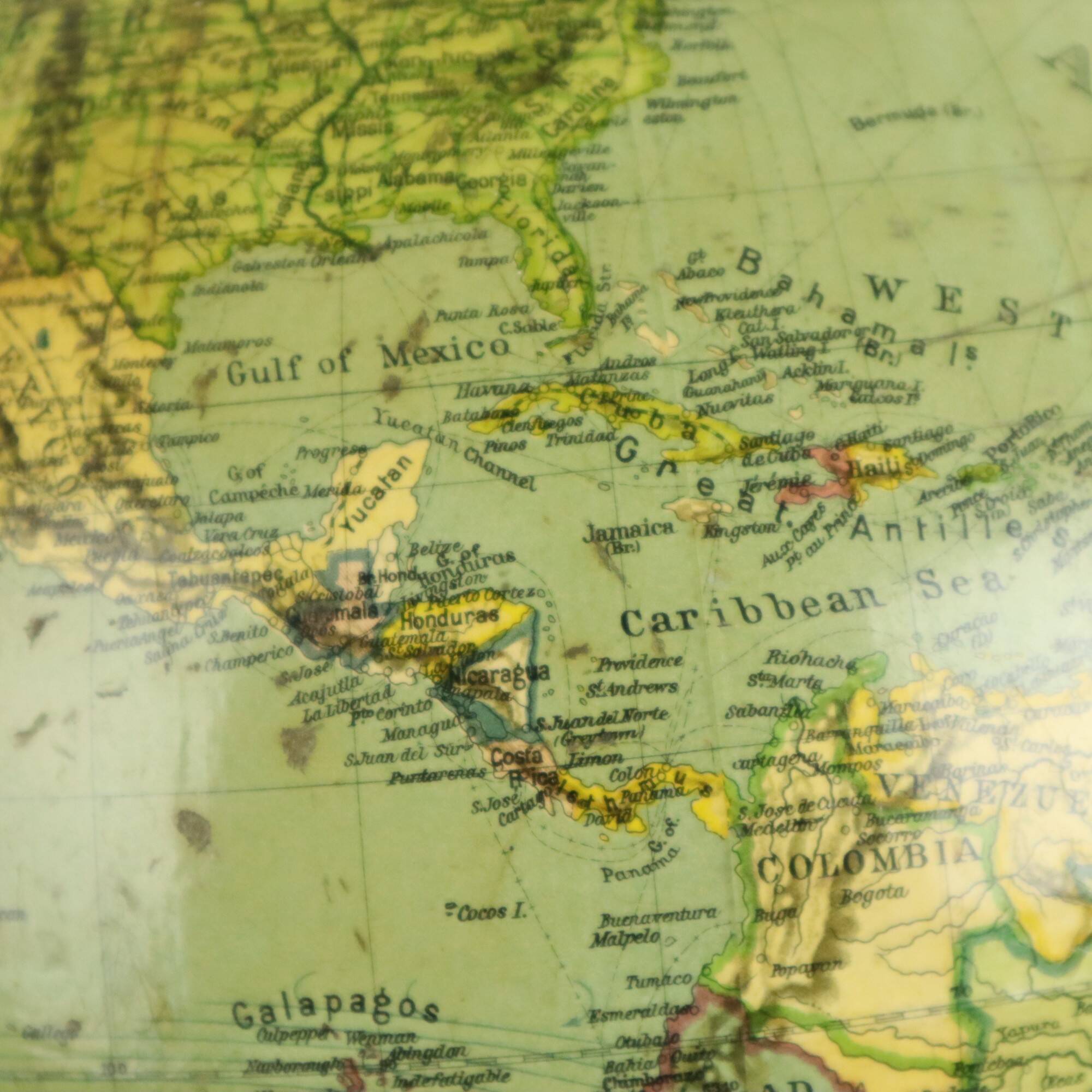 Globe terrestre vintage avec boussole sur socle en chêne, datant des années 1940.