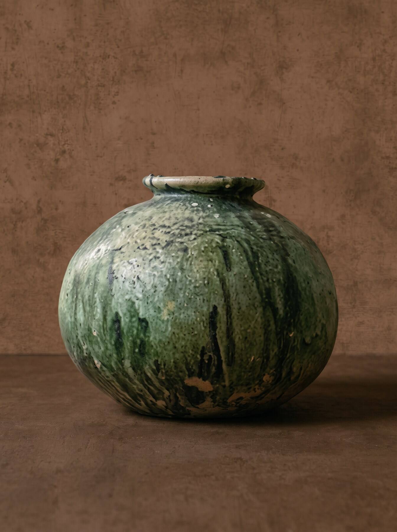 Round reserve pot in glazed terracotta