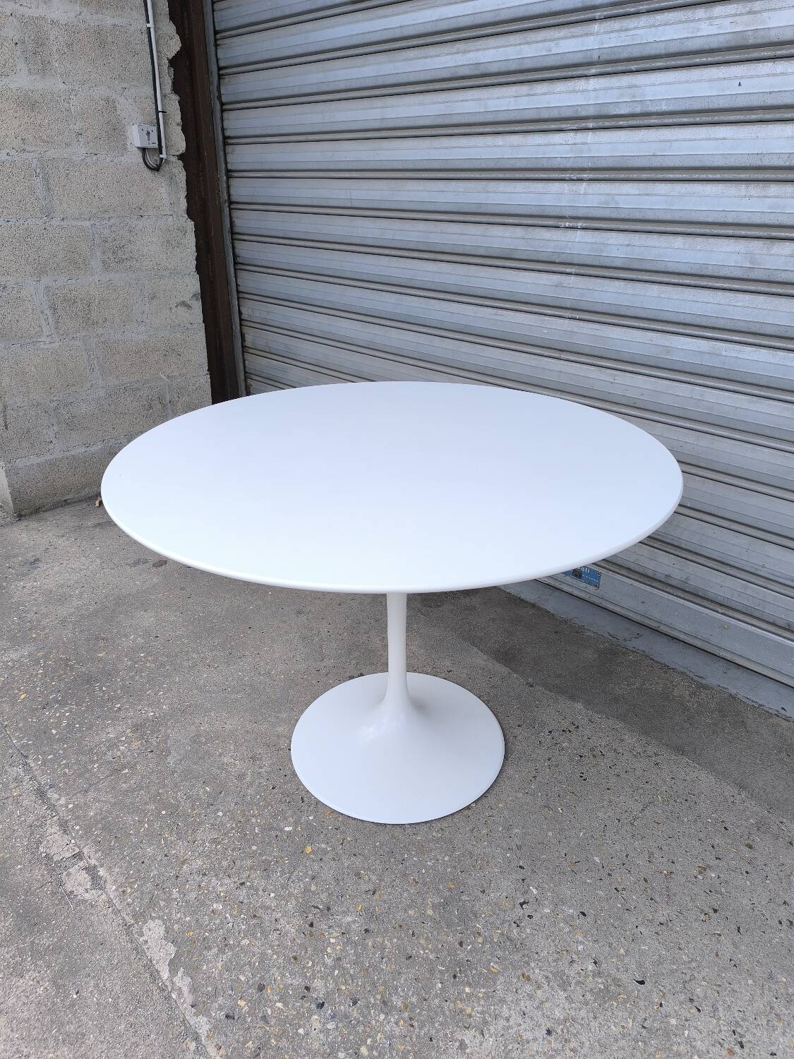 Knoll table by Eero Saarinen