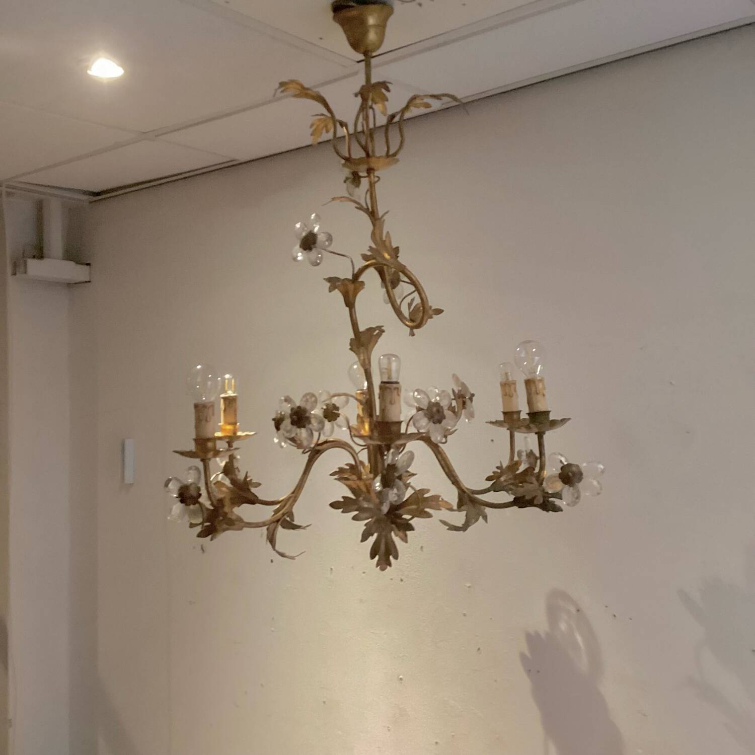 Lustre en métal doré et fleurs en verre, 1970