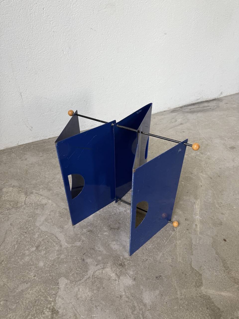 Memphis 80s Magazine Rack