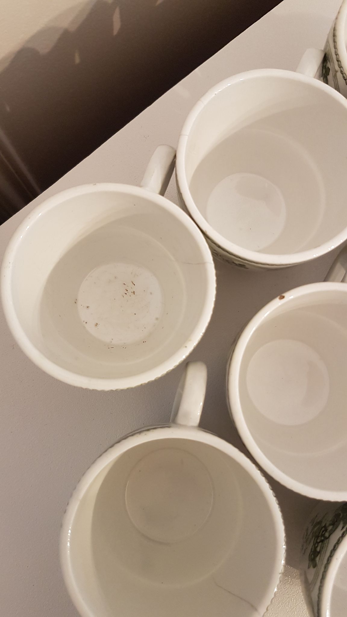Série de 11 tasses en porcelaine